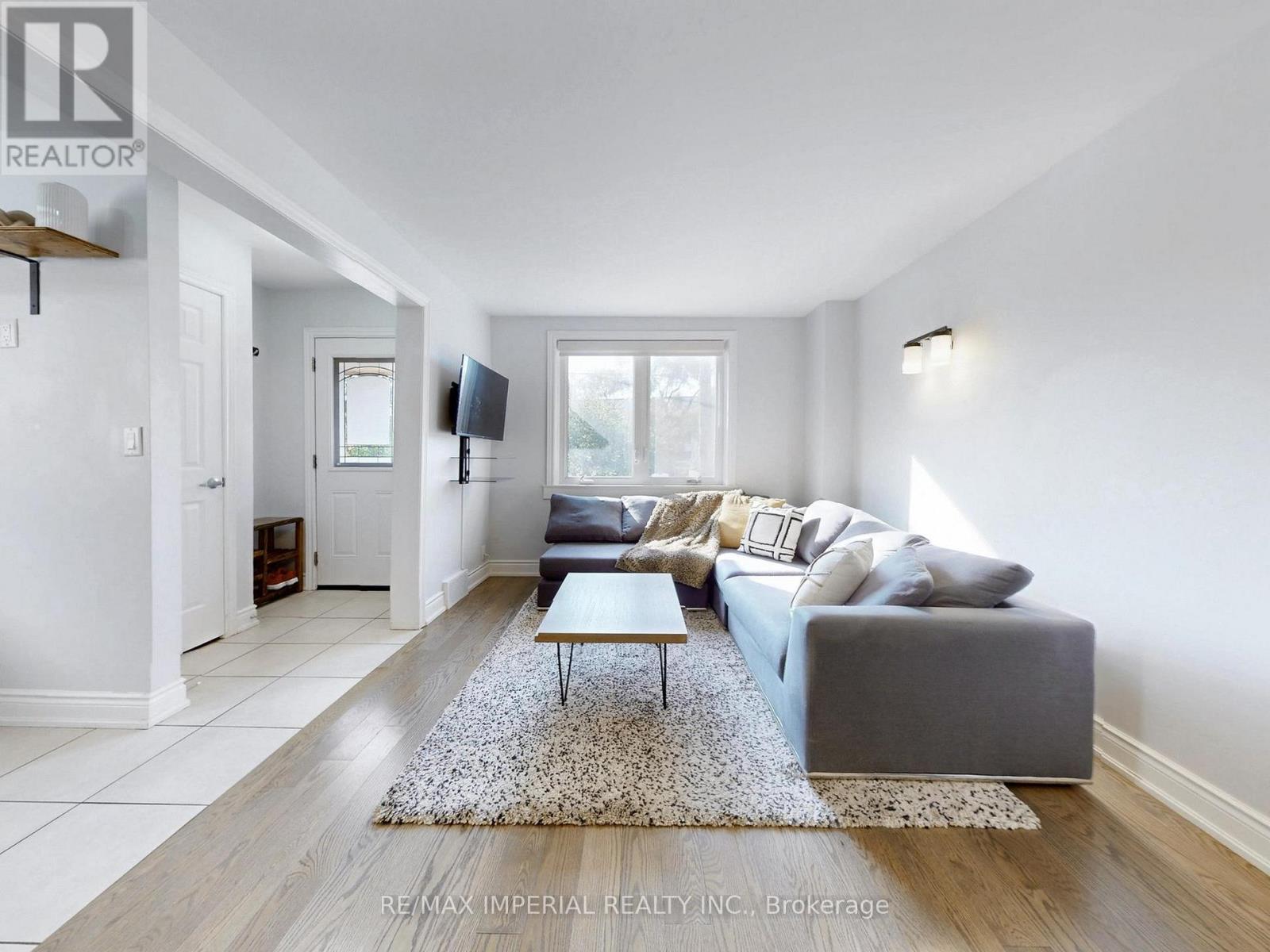 598 Ridelle Avenue, Toronto, Ontario  M6B 1K9 - Photo 6 - W12494876