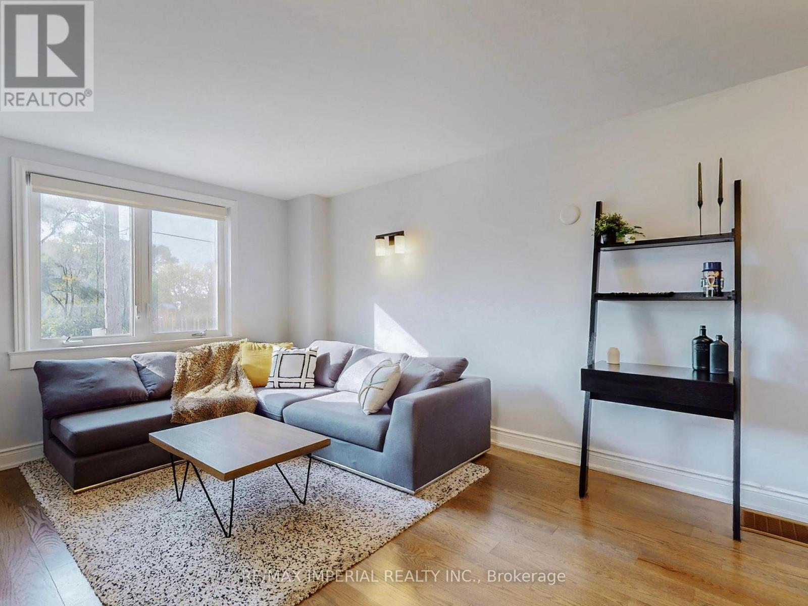 598 Ridelle Avenue, Toronto, Ontario  M6B 1K9 - Photo 7 - W12494876