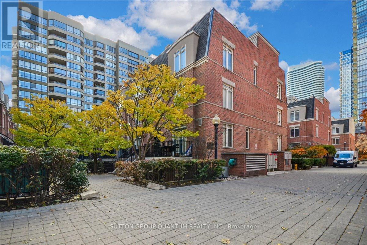 <div class="slider-price">$589,900</div><p>378 - 415 Jarvis Street, Toronto, Ontario</p>