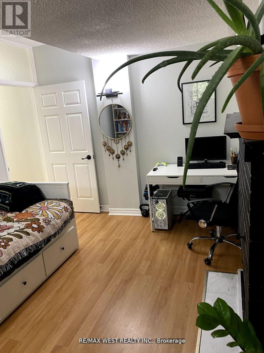 Main Fl - 926 College Street, Toronto, Ontario  M6H 1A4 - Photo 5 - C12495116