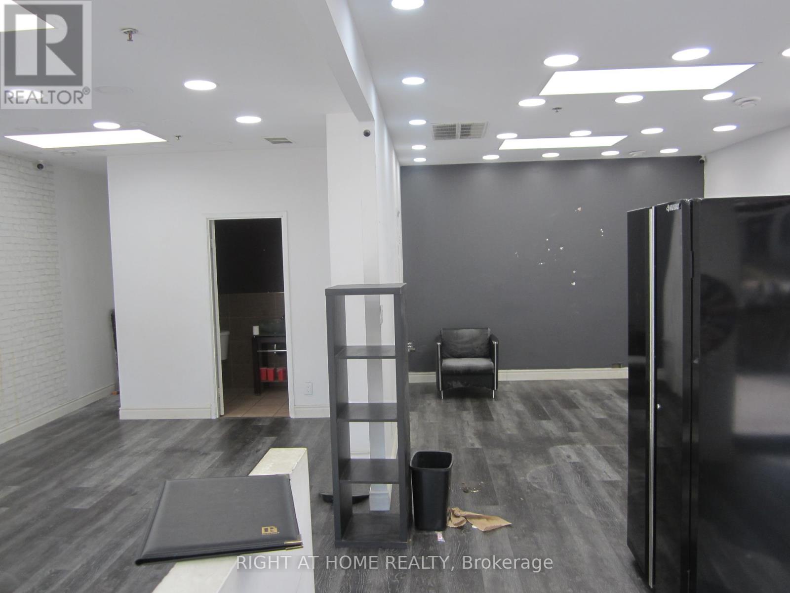 #a - 18 Wellington Street E, Aurora, Ontario  L4G 1H5 - Photo 2 - N12495196