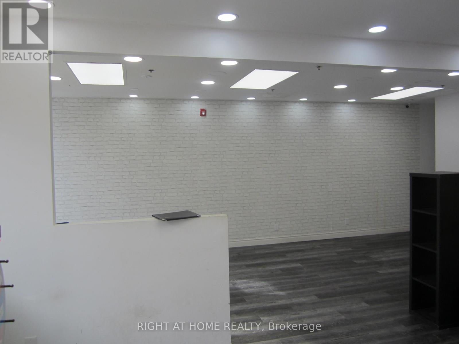 #a - 18 Wellington Street E, Aurora, Ontario  L4G 1H5 - Photo 3 - N12495196