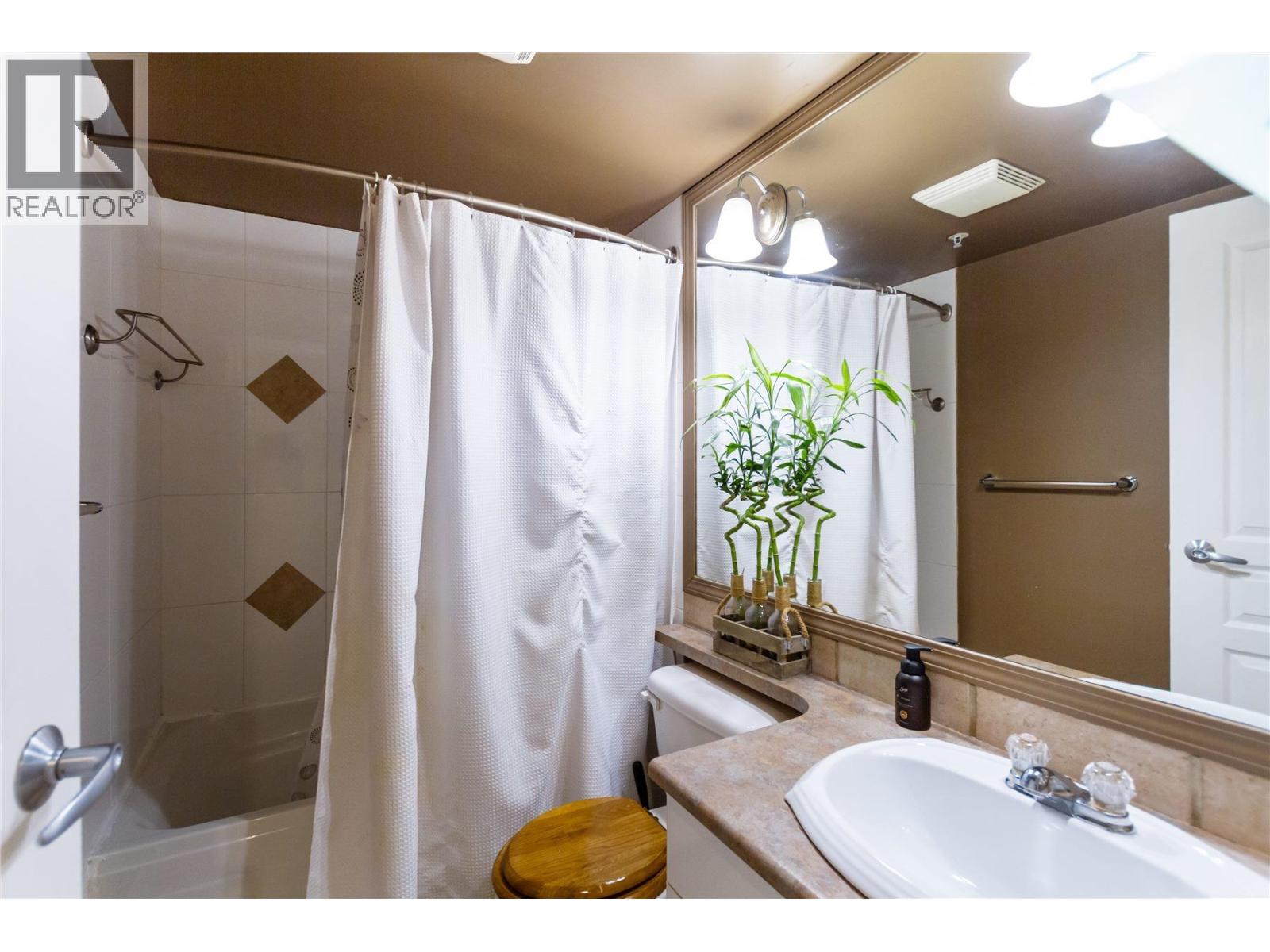 210 1989 Dunbar Street, Vancouver, British Columbia  V6R 4R5 - Photo 11 - R3031272