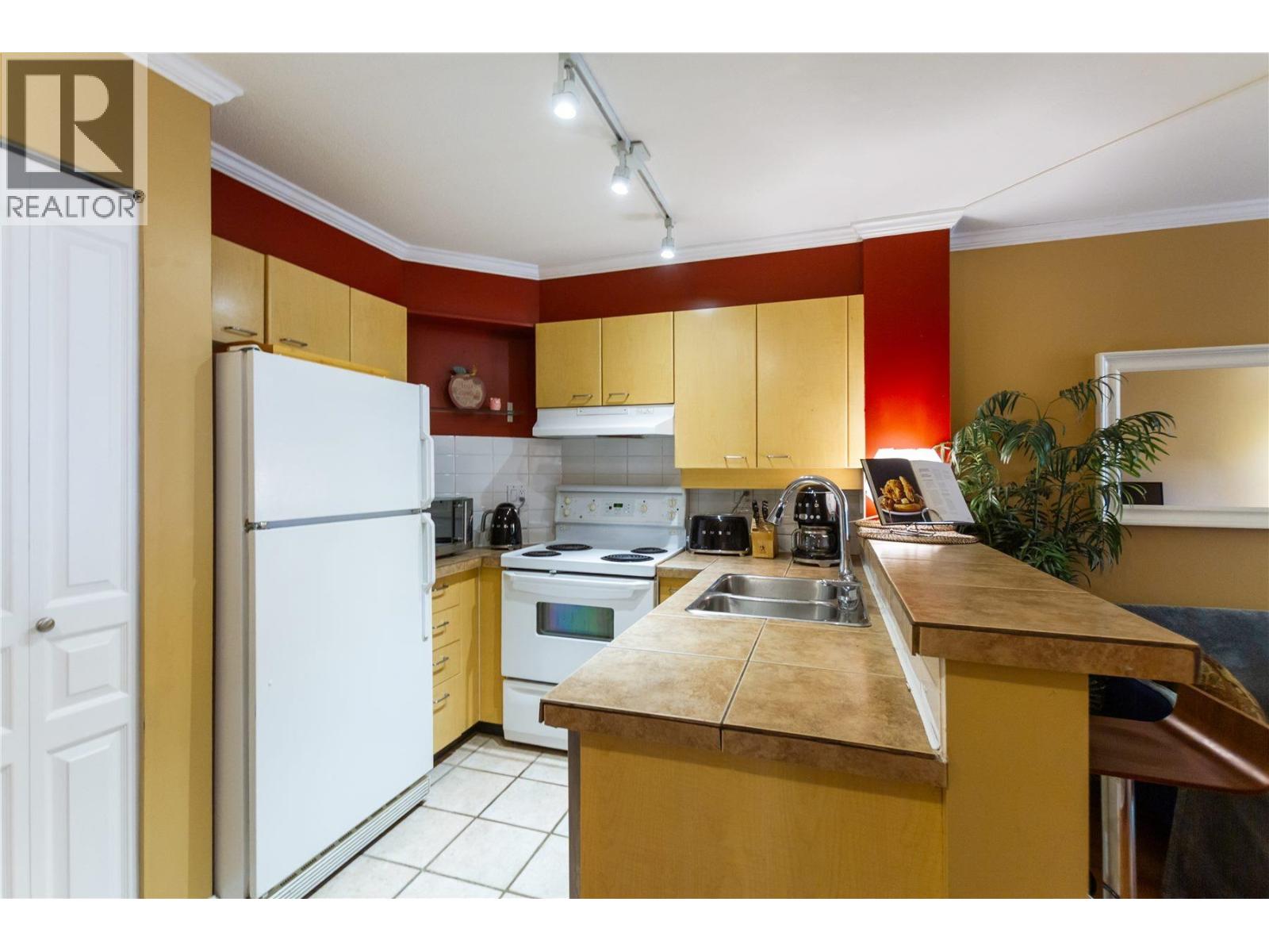 210 1989 Dunbar Street, Vancouver, British Columbia  V6R 4R5 - Photo 7 - R3031272