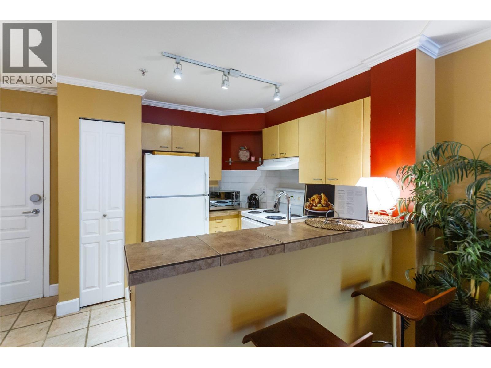 210 1989 Dunbar Street, Vancouver, British Columbia  V6R 4R5 - Photo 6 - R3031272