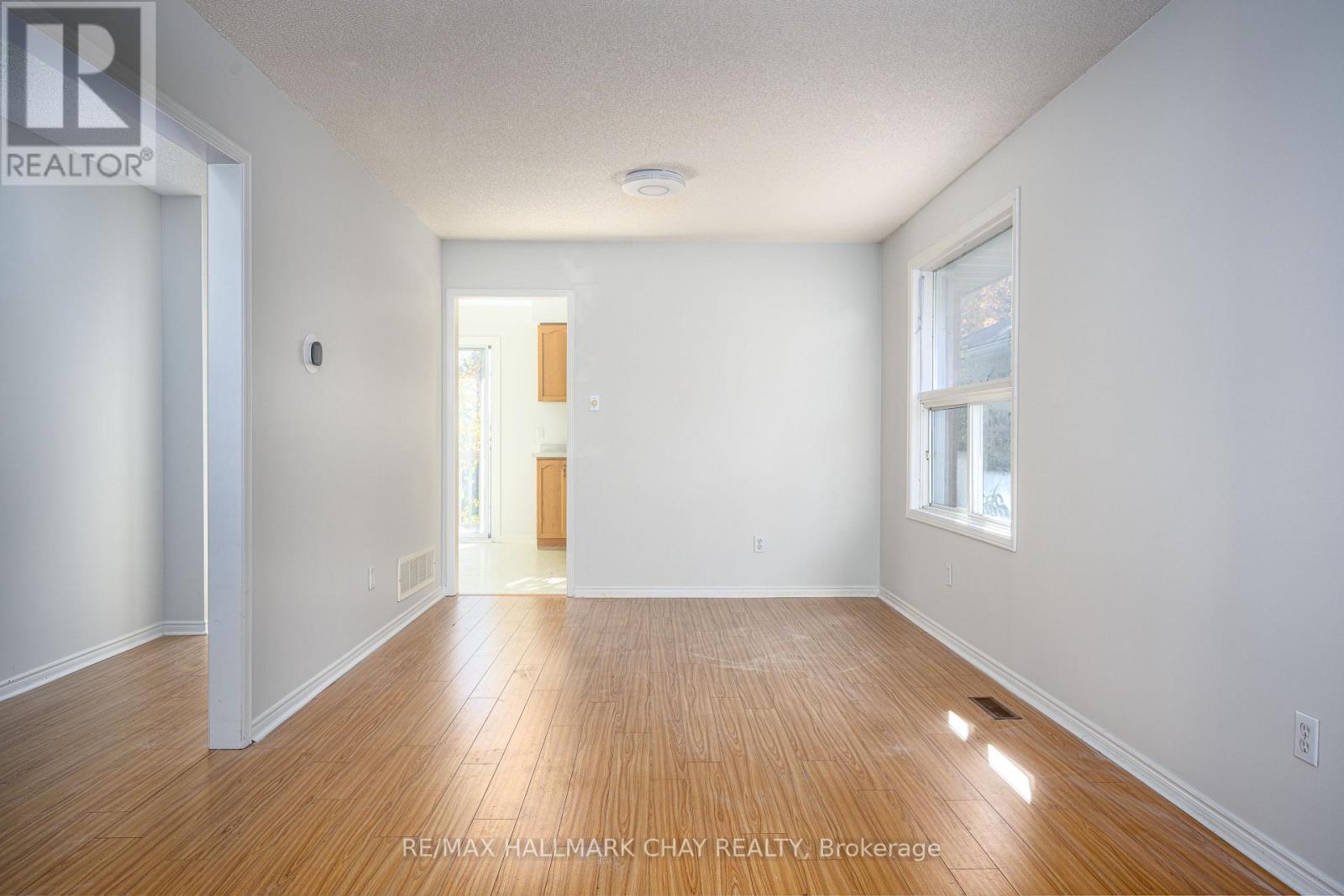 197 Livingstone Street W, Barrie (Sunnidale), Ontario  L4N 6Z9 - Photo 4 - S12495178