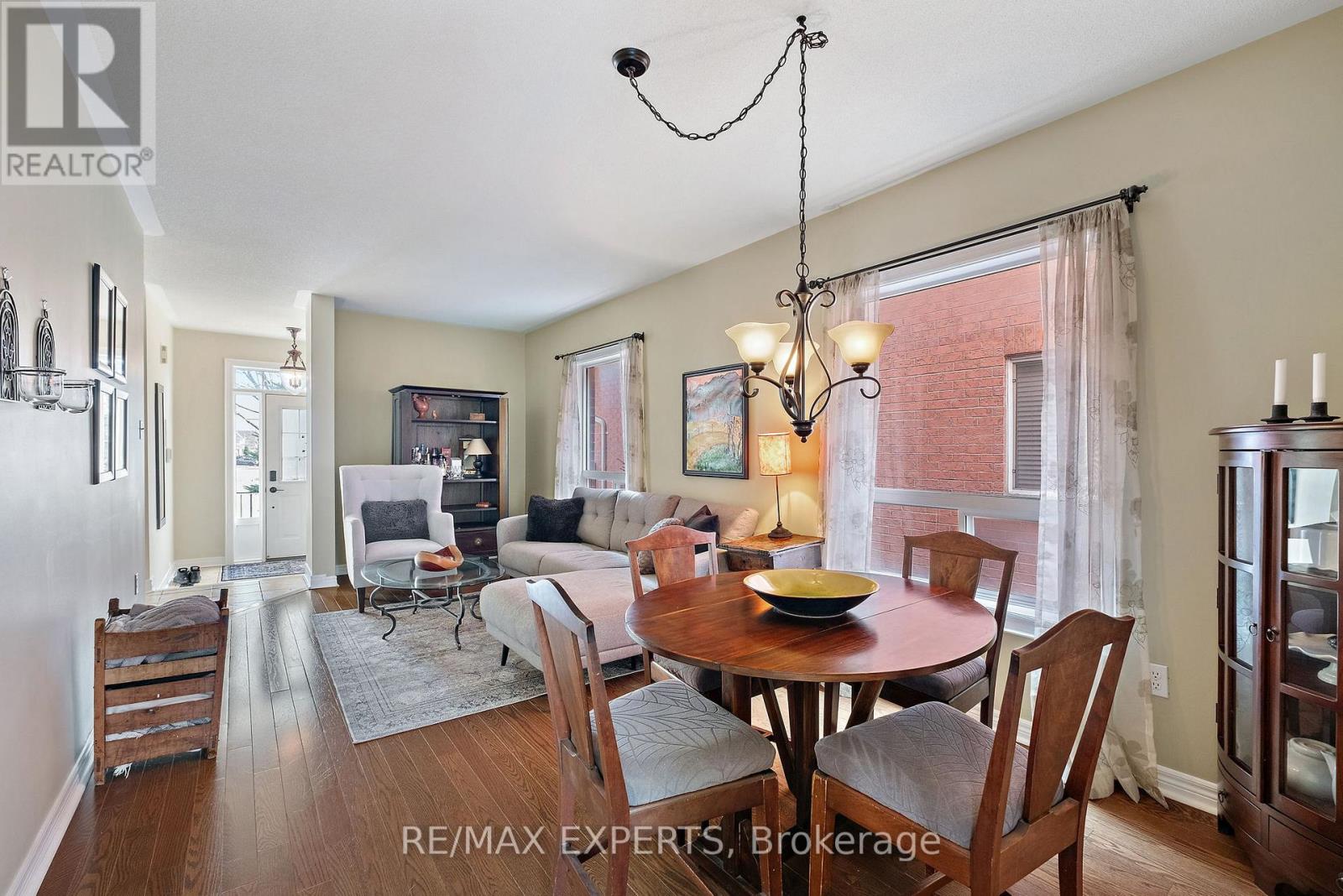 228 Sawmill Valley Drive, Newmarket, Ontario  L3X 2W1 - Photo 7 - N12403332