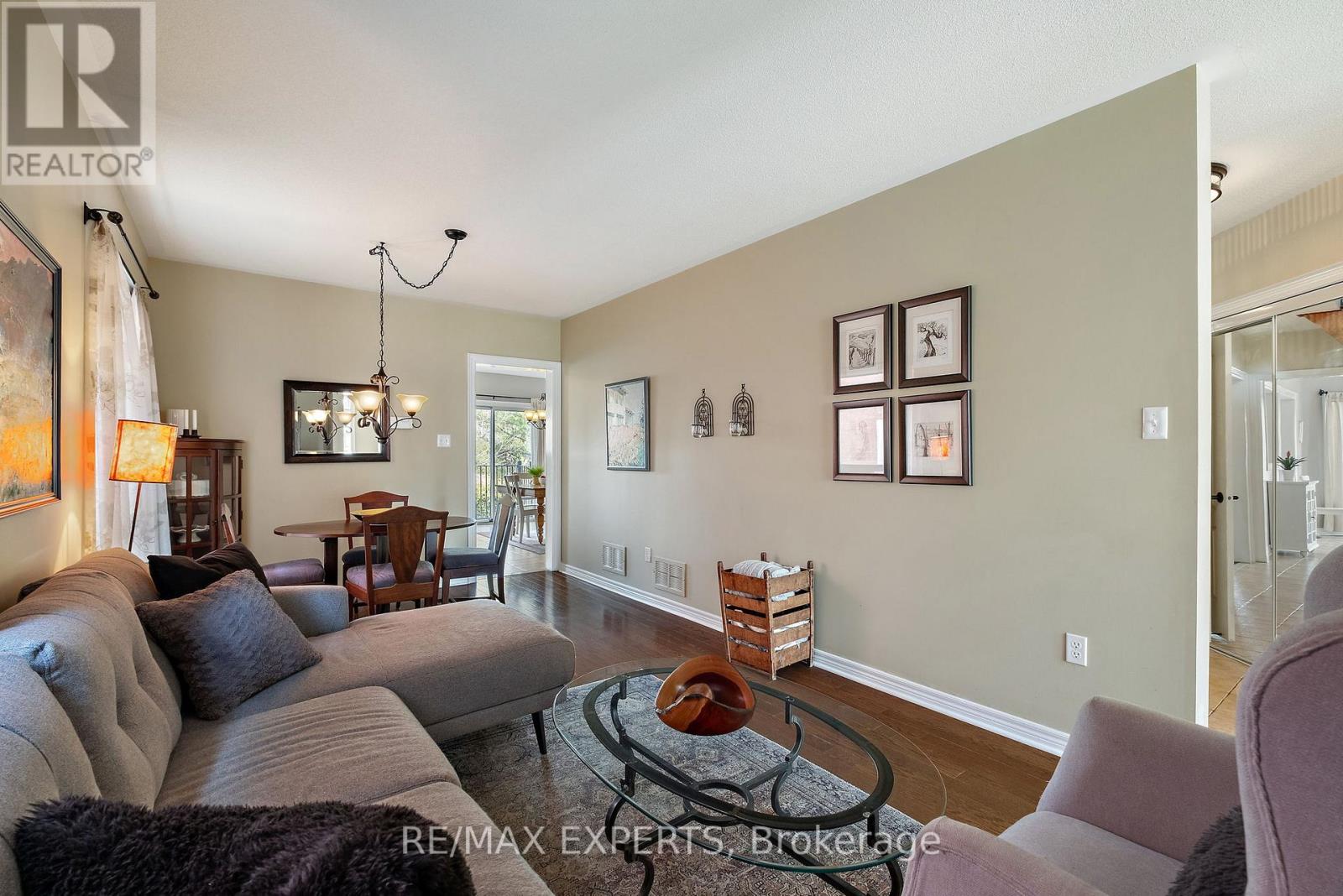 228 Sawmill Valley Drive, Newmarket, Ontario  L3X 2W1 - Photo 6 - N12403332