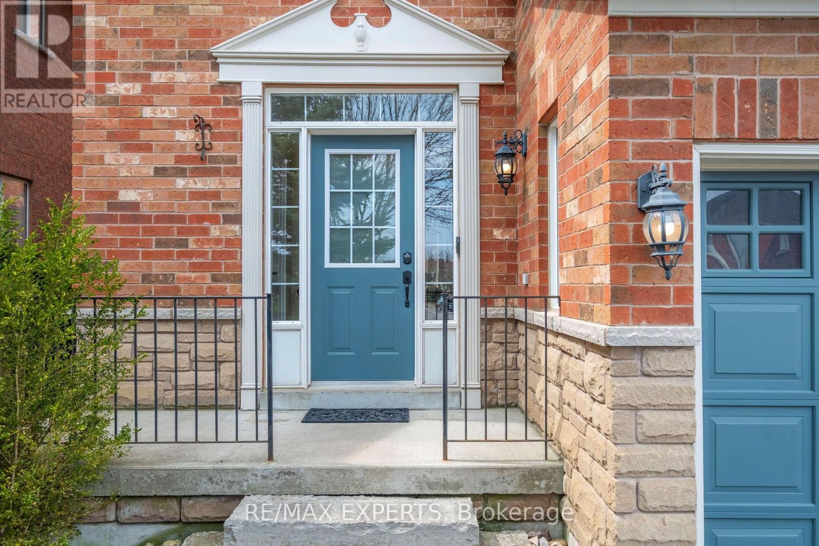 228 Sawmill Valley Drive, Newmarket, Ontario  L3X 2W1 - Photo 3 - N12403332