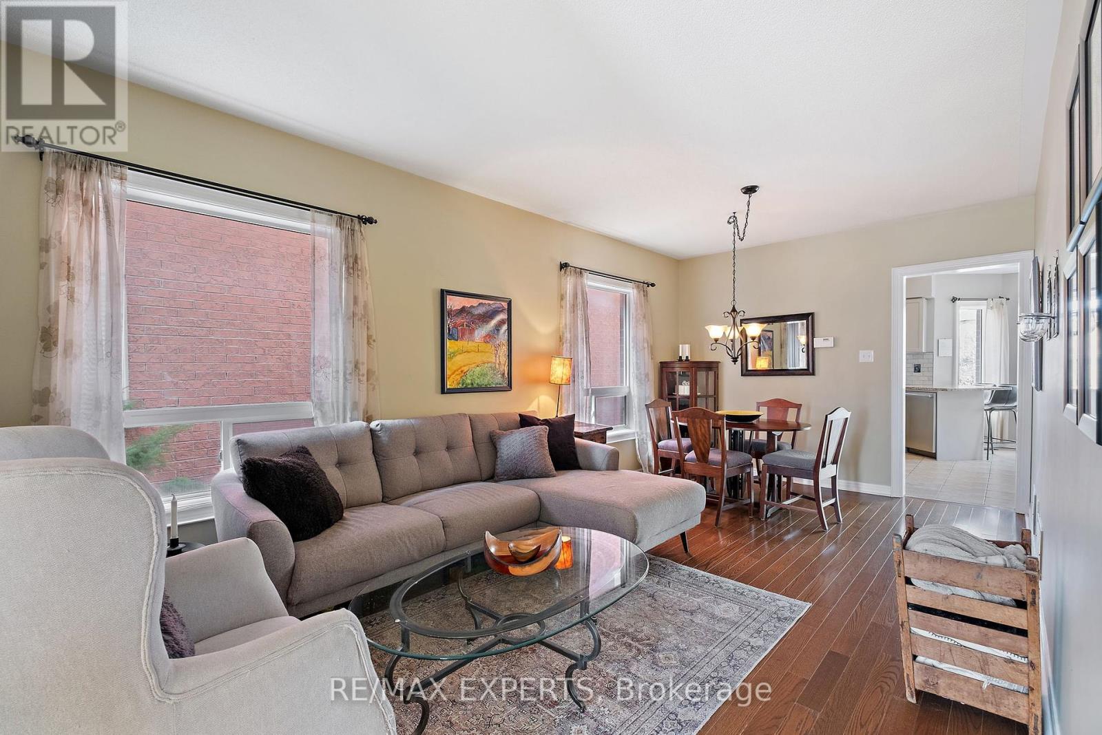 228 Sawmill Valley Drive, Newmarket, Ontario  L3X 2W1 - Photo 4 - N12403332