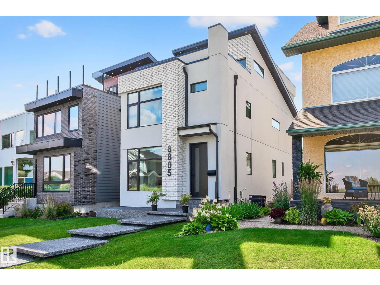 8805 STRATHEARN DR NW, Edmonton, Alberta