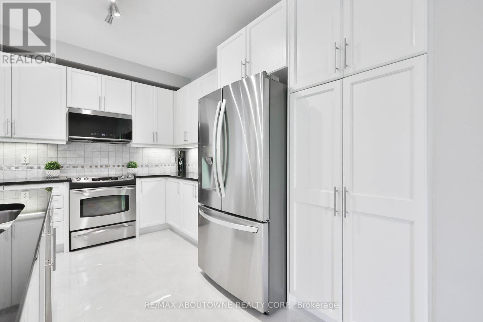 3262 Skipton Lane, Oakville, Ontario  L6M 0K2 - Photo 11 - W12494916