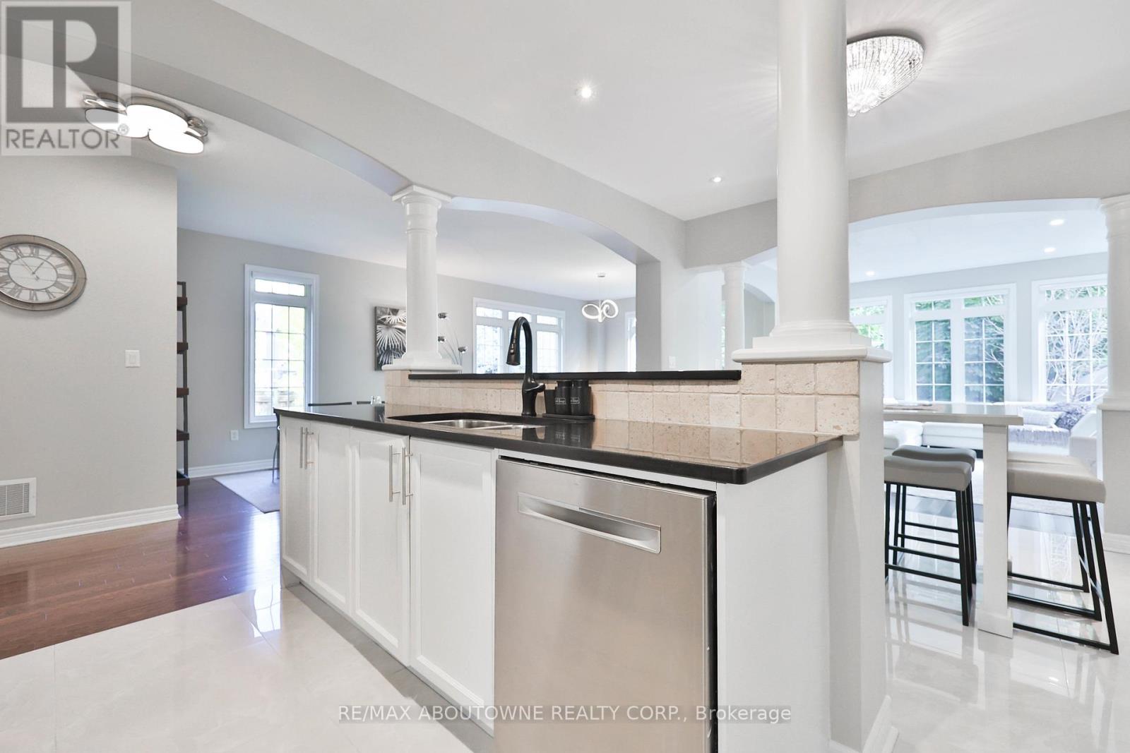 3262 Skipton Lane, Oakville, Ontario  L6M 0K2 - Photo 12 - W12494916