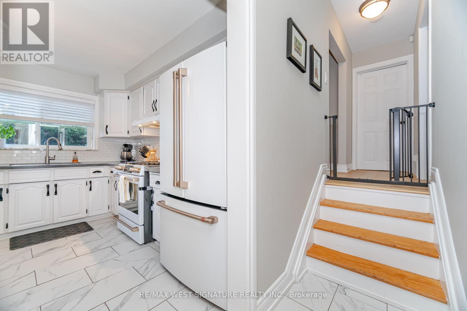 45 Henley Crescent, Toronto (Rexdale-Kipling), Ontario  M9W 2X1 - Photo 11 - W12494936