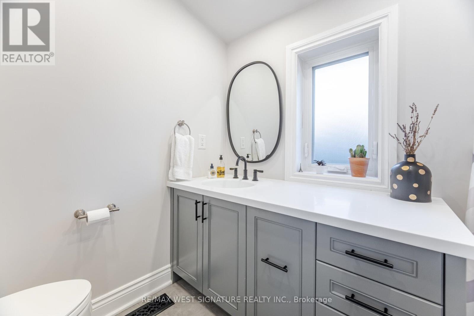 45 Henley Crescent, Toronto (Rexdale-Kipling), Ontario  M9W 2X1 - Photo 15 - W12494936