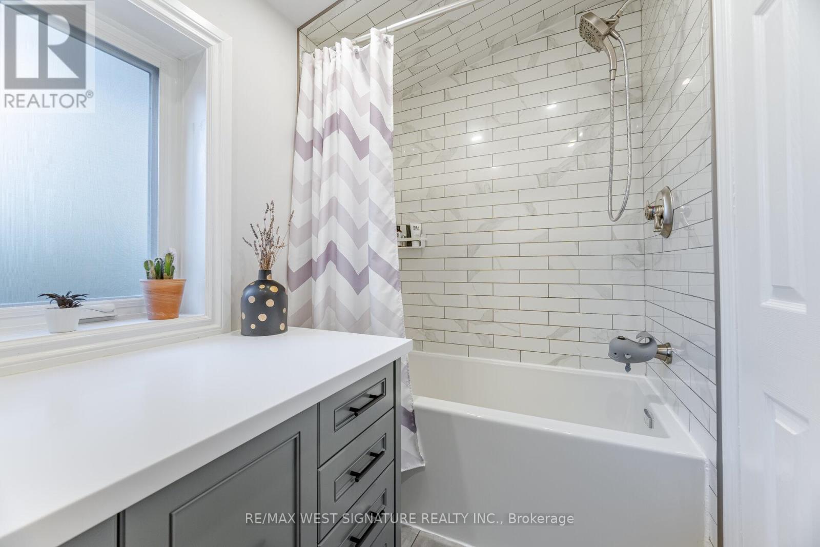 45 Henley Crescent, Toronto (Rexdale-Kipling), Ontario  M9W 2X1 - Photo 16 - W12494936