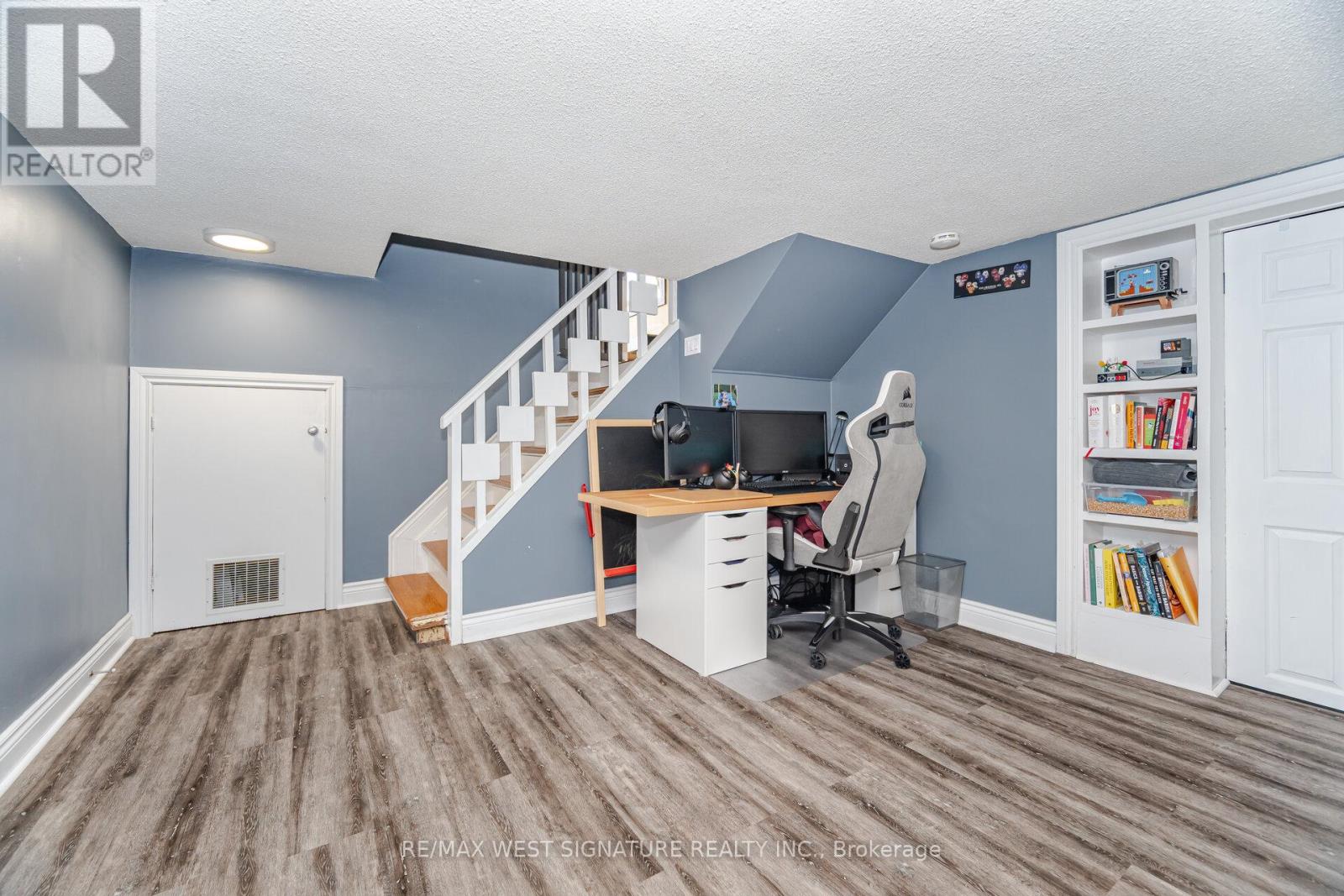 45 Henley Crescent, Toronto (Rexdale-Kipling), Ontario  M9W 2X1 - Photo 17 - W12494936