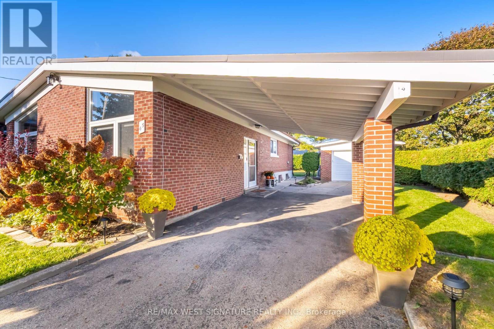 45 Henley Crescent, Toronto (Rexdale-Kipling), Ontario  M9W 2X1 - Photo 2 - W12494936