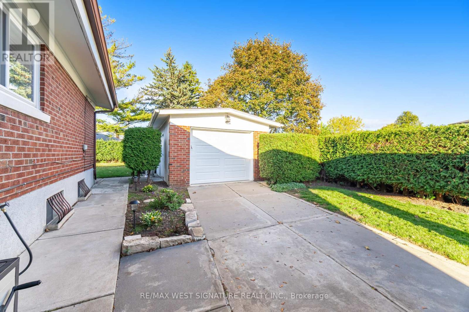 45 Henley Crescent, Toronto (Rexdale-Kipling), Ontario  M9W 2X1 - Photo 21 - W12494936