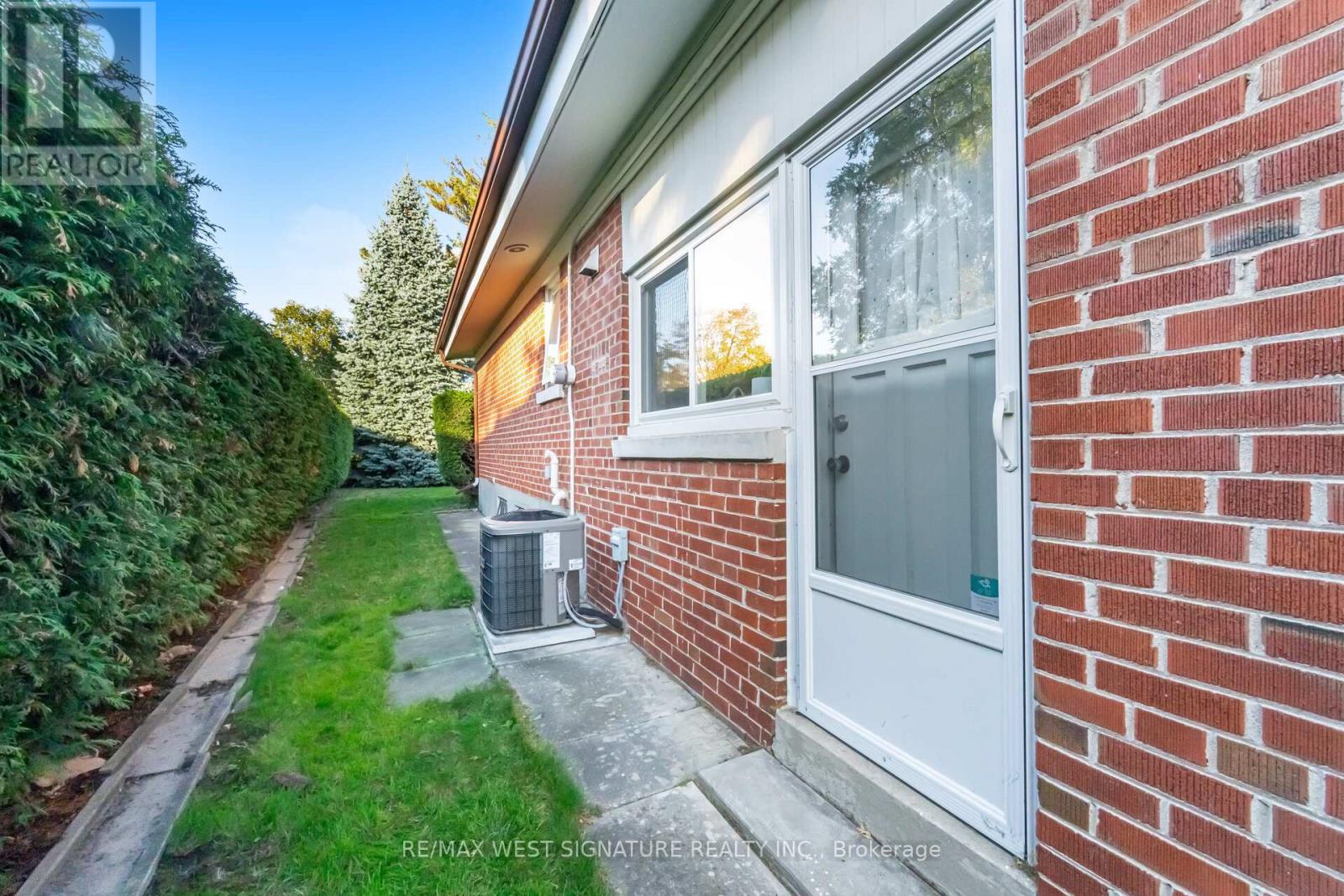 45 Henley Crescent, Toronto (Rexdale-Kipling), Ontario  M9W 2X1 - Photo 24 - W12494936