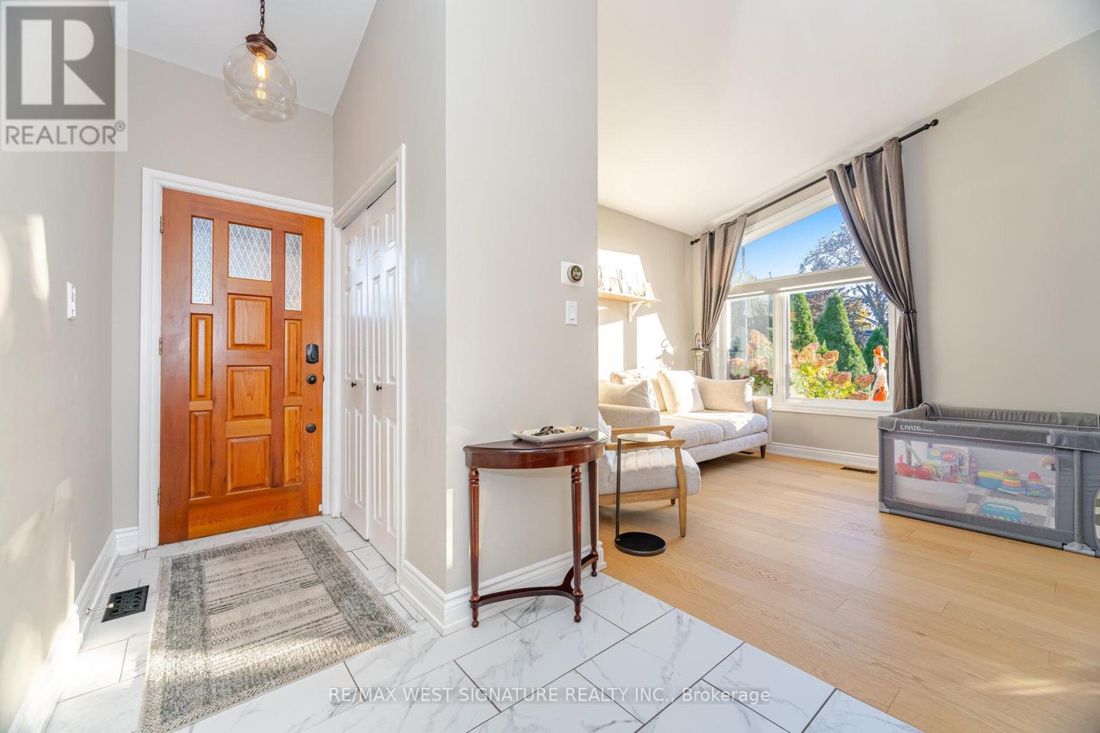 45 Henley Crescent, Toronto (Rexdale-Kipling), Ontario  M9W 2X1 - Photo 4 - W12494936