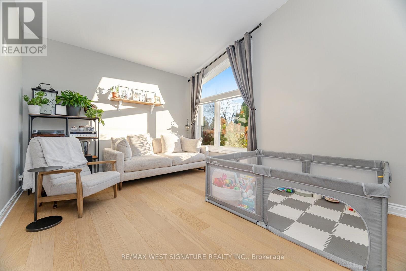 45 Henley Crescent, Toronto (Rexdale-Kipling), Ontario  M9W 2X1 - Photo 5 - W12494936