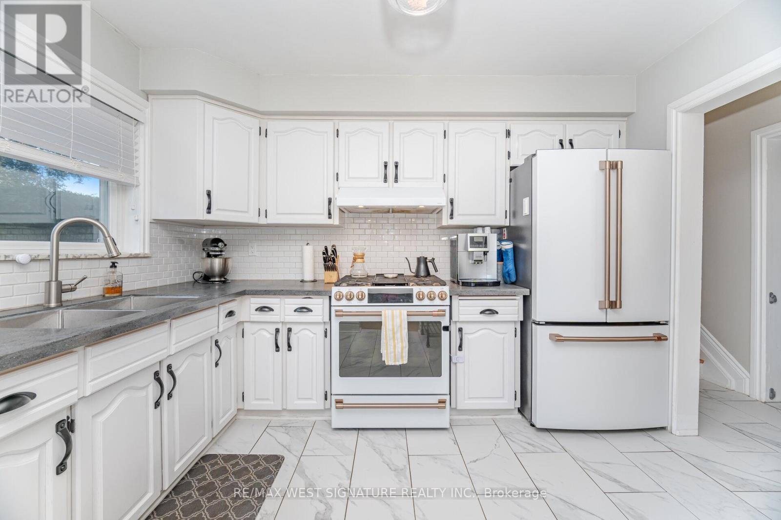 45 Henley Crescent, Toronto (Rexdale-Kipling), Ontario  M9W 2X1 - Photo 9 - W12494936