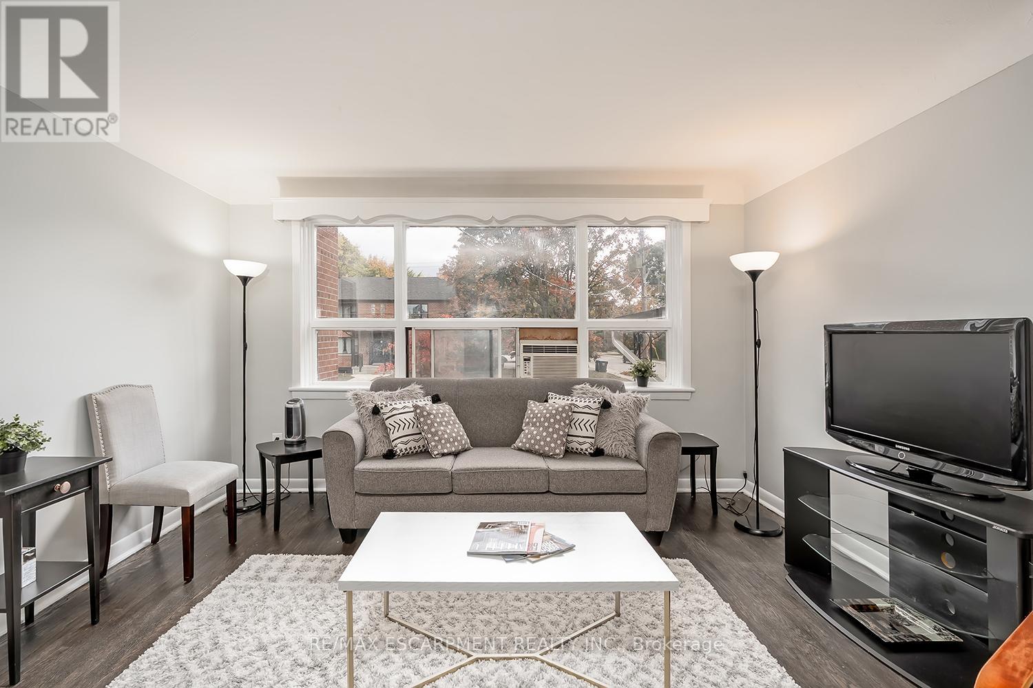 7 - 2128 Harris Crescent, Burlington, Ontario  L7R 1G4 - Photo 4 - W12494994