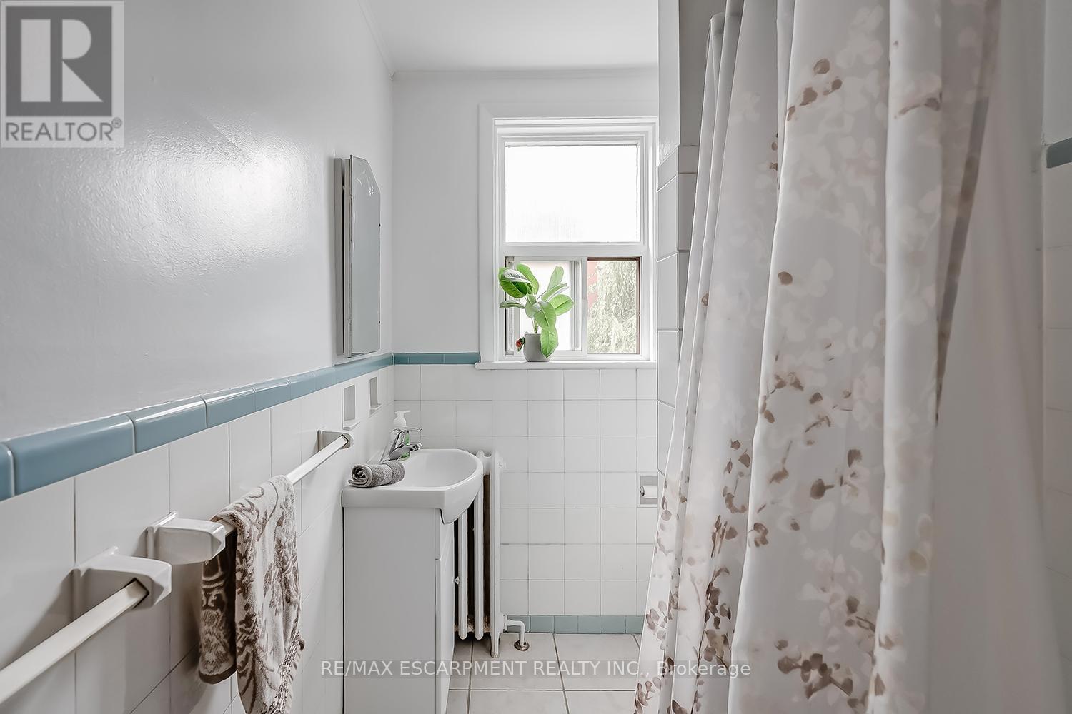 7 - 2128 Harris Crescent, Burlington, Ontario  L7R 1G4 - Photo 9 - W12494994