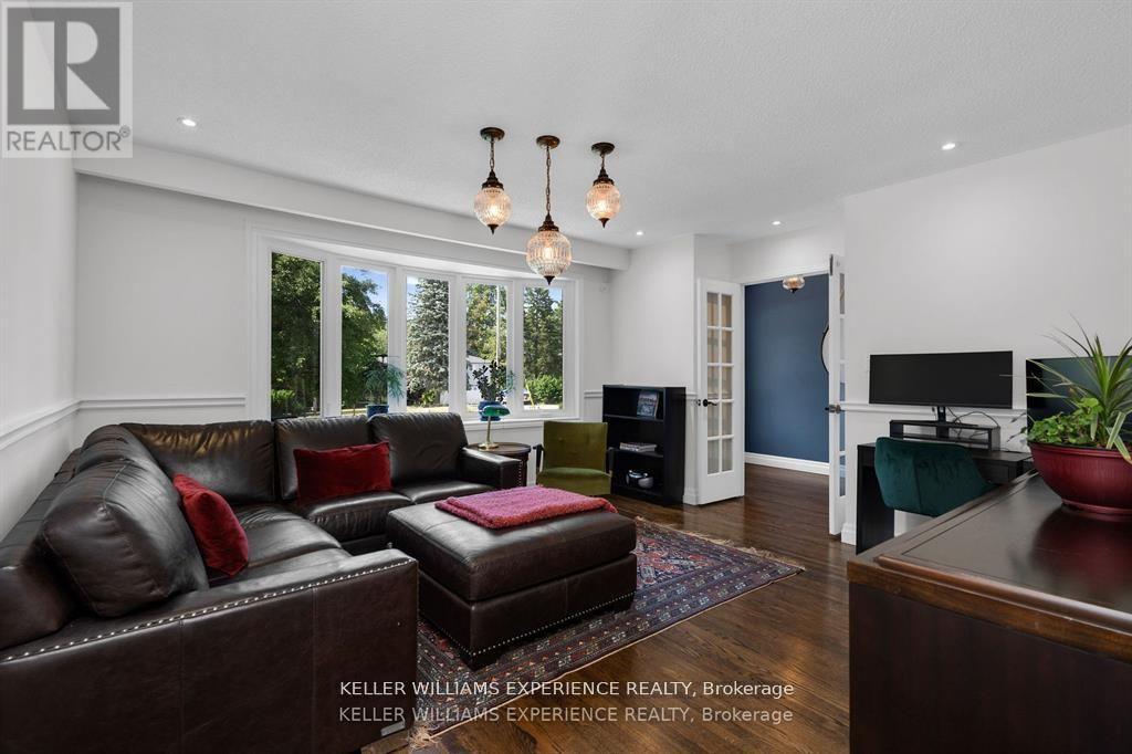 28 Larry Street, Caledon (Caledon East), Ontario  L7C 1K8 - Photo 2 - W12494996