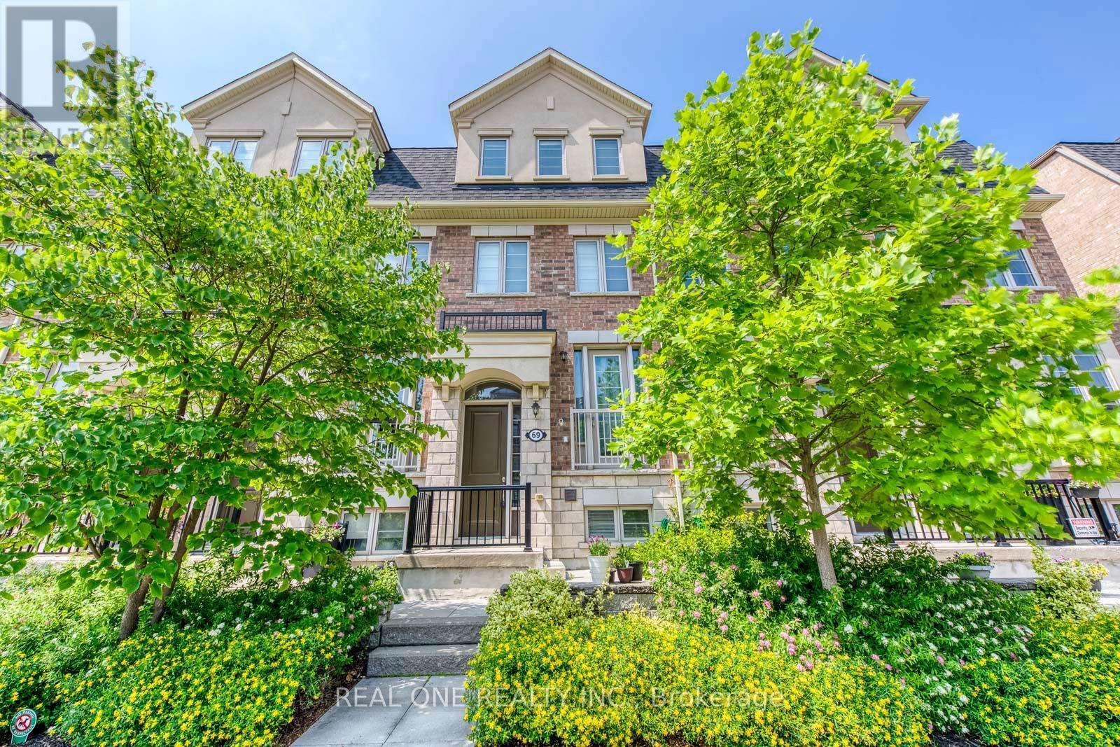 69 Edward Horton Crescent, Toronto, Ontario  M8Z 0E7 - Photo 2 - W12495018