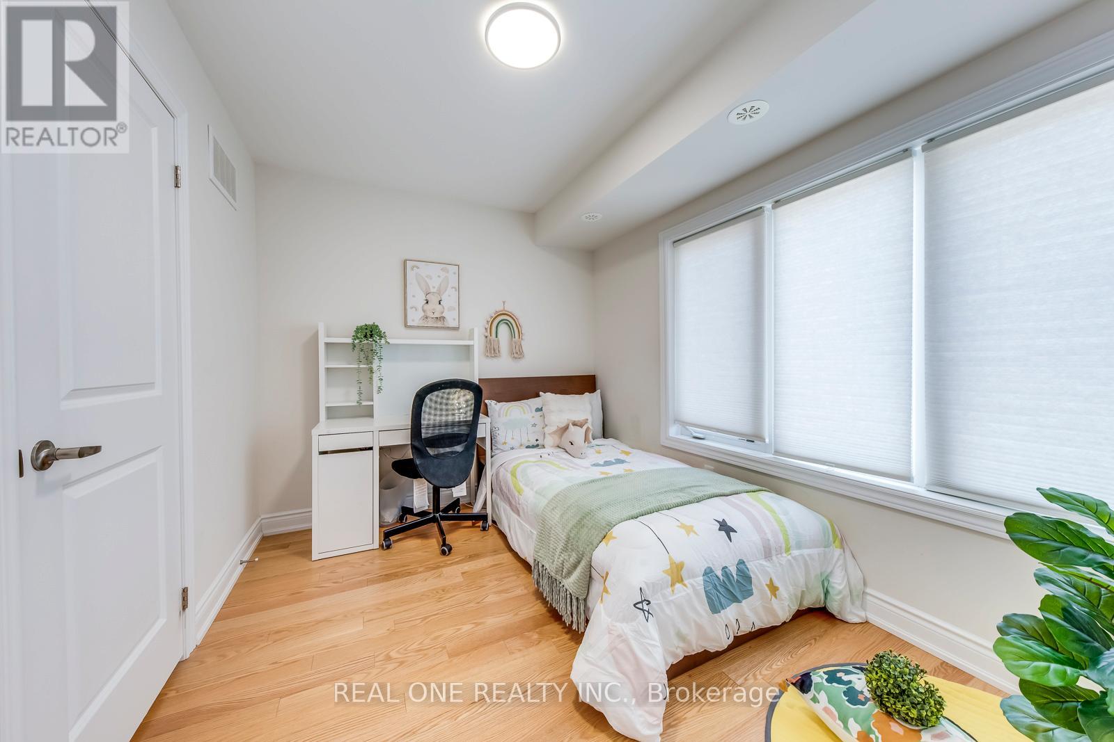 69 Edward Horton Crescent, Toronto, Ontario  M8Z 0E7 - Photo 23 - W12495018