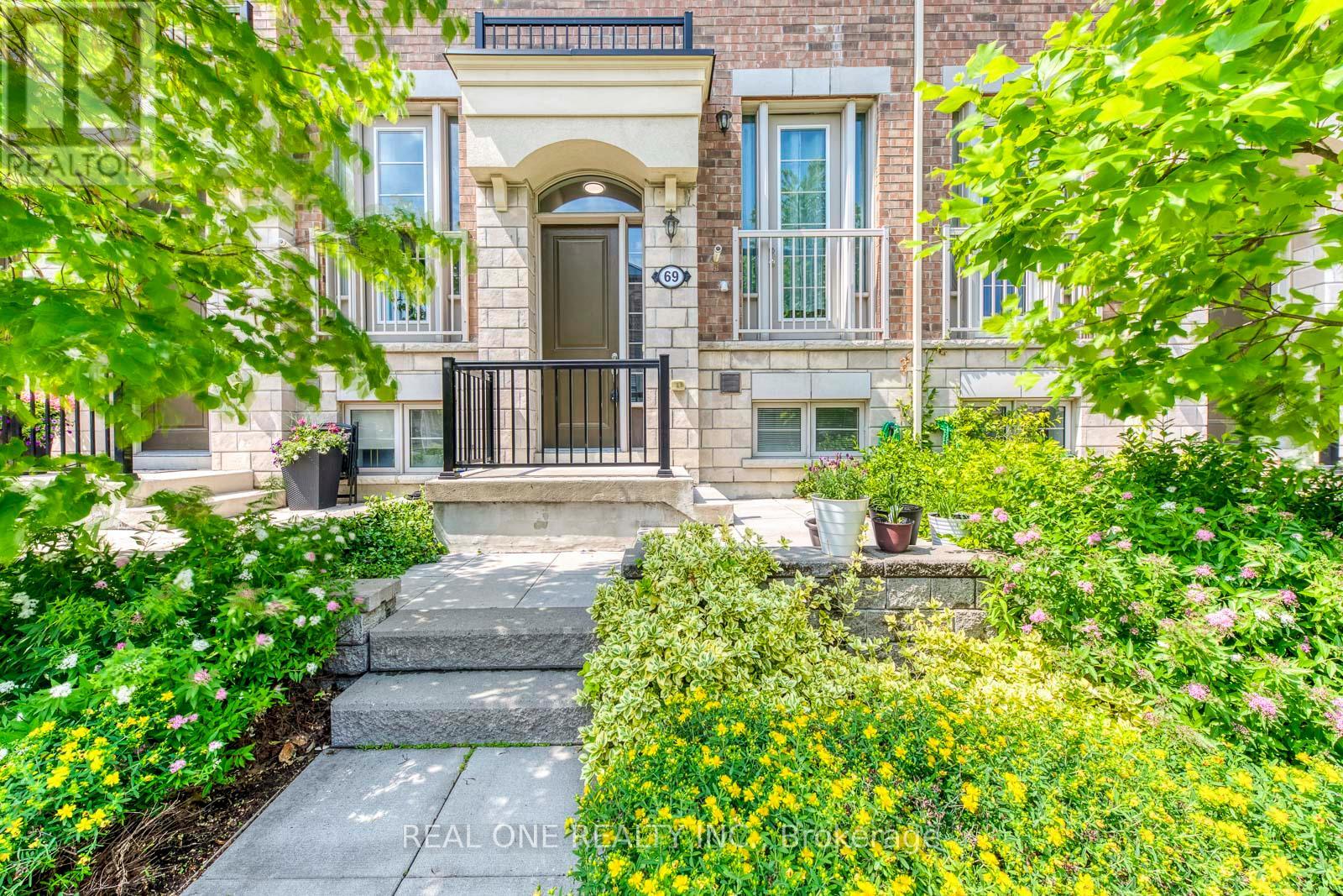 69 Edward Horton Crescent, Toronto, Ontario  M8Z 0E7 - Photo 3 - W12495018