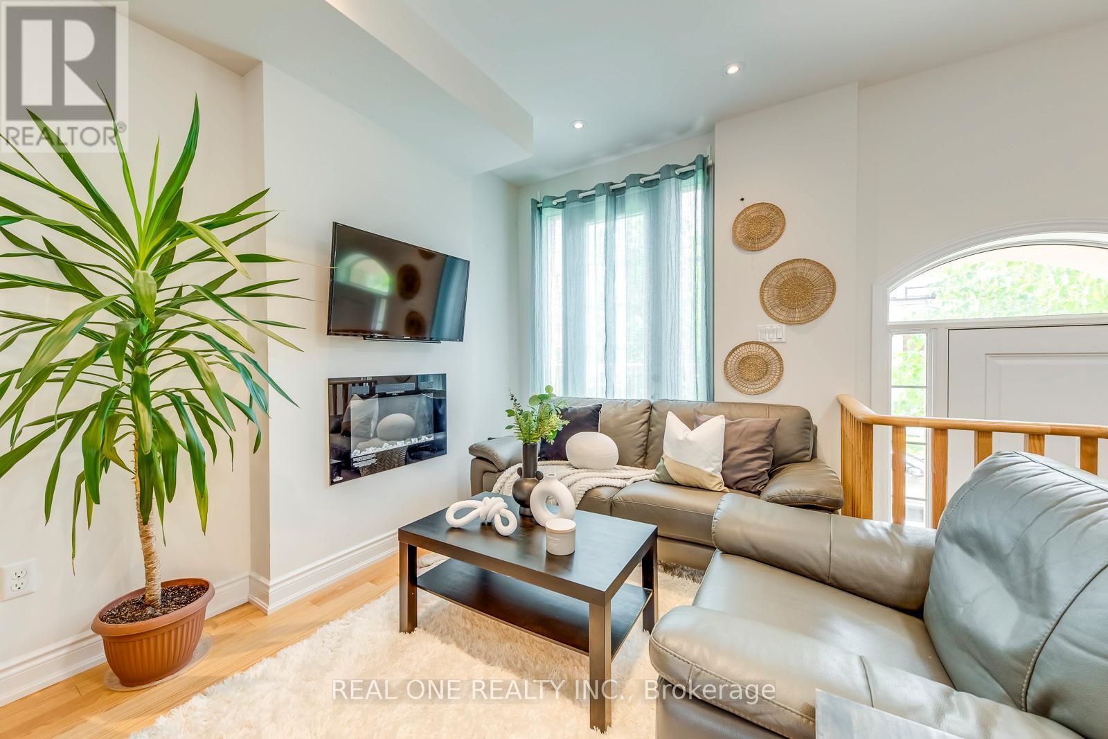 69 Edward Horton Crescent, Toronto, Ontario  M8Z 0E7 - Photo 4 - W12495018