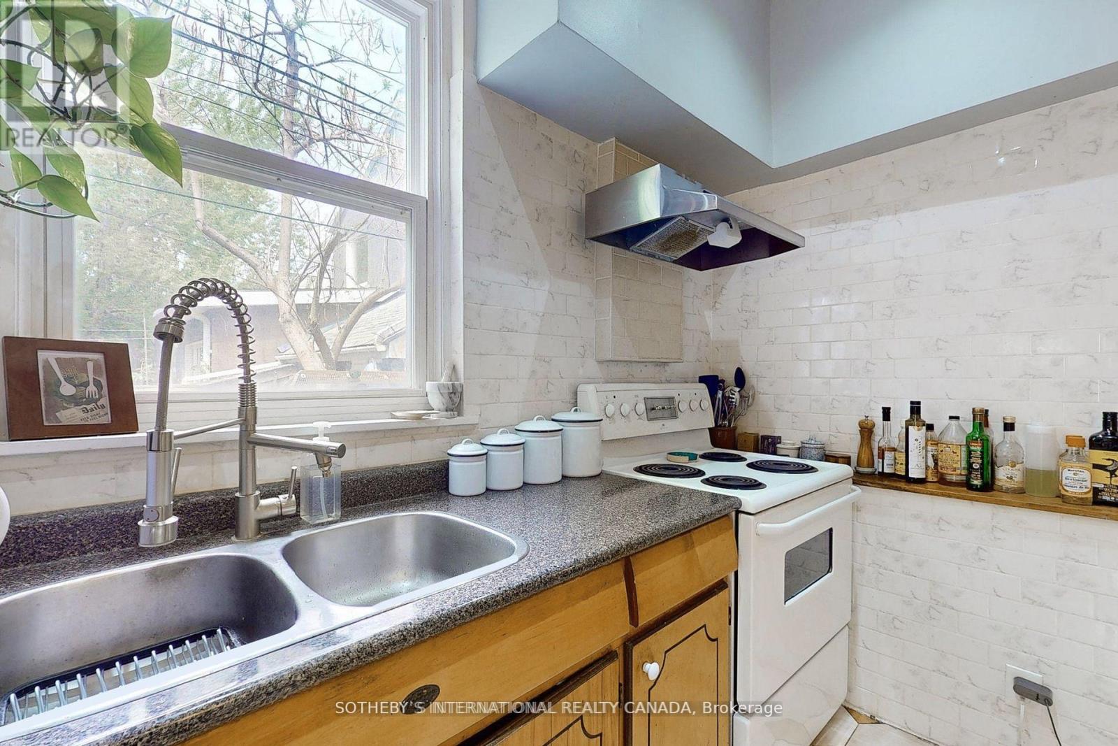 Main - 70 Brock Avenue, Toronto, Ontario  M6K 2L4 - Photo 19 - W12495058