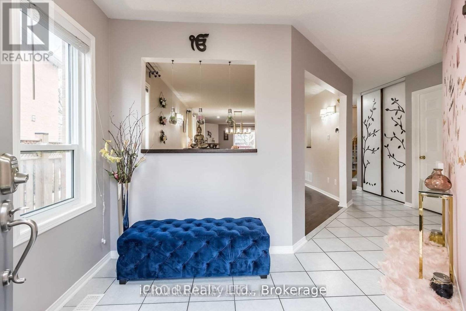 40 Muirland Crescent, Brampton, Ontario  L6X 4P4 - Photo 2 - W12495100