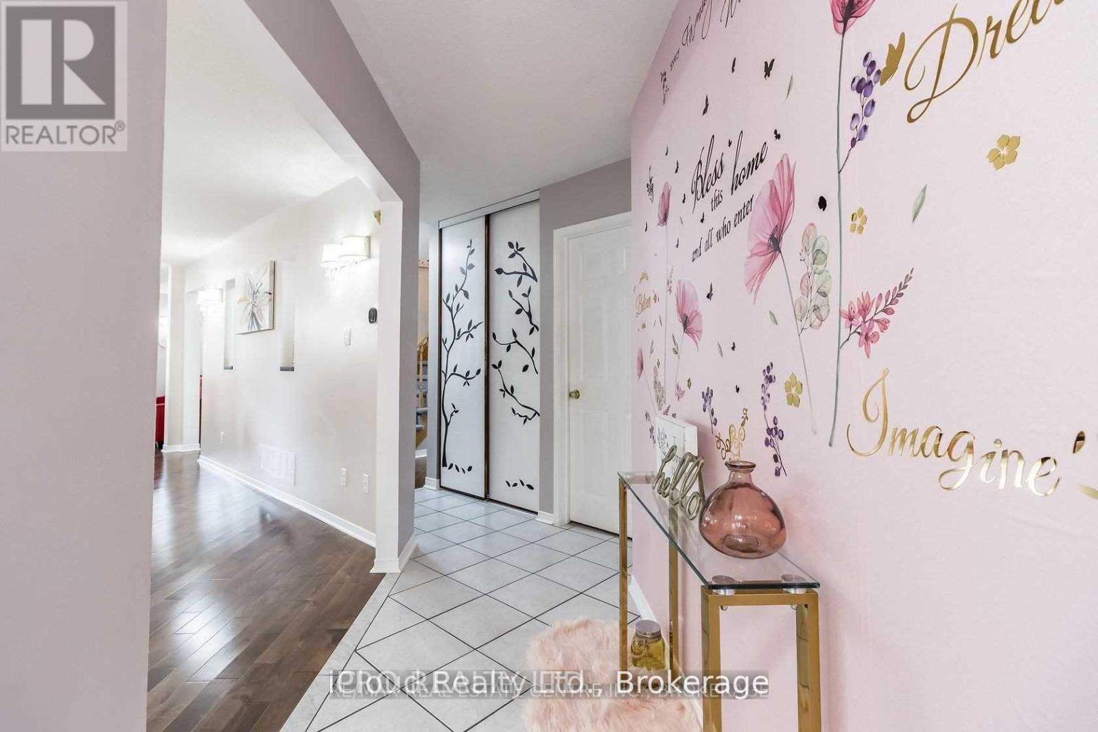 40 Muirland Crescent, Brampton, Ontario  L6X 4P4 - Photo 3 - W12495100