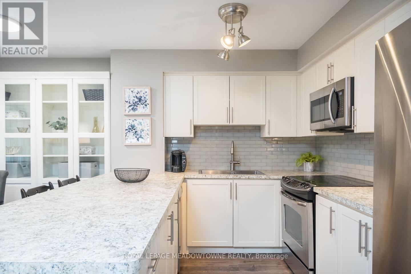 302 - 1701 Lampman Avenue, Burlington, Ontario  L7L 6R7 - Photo 12 - W12495102