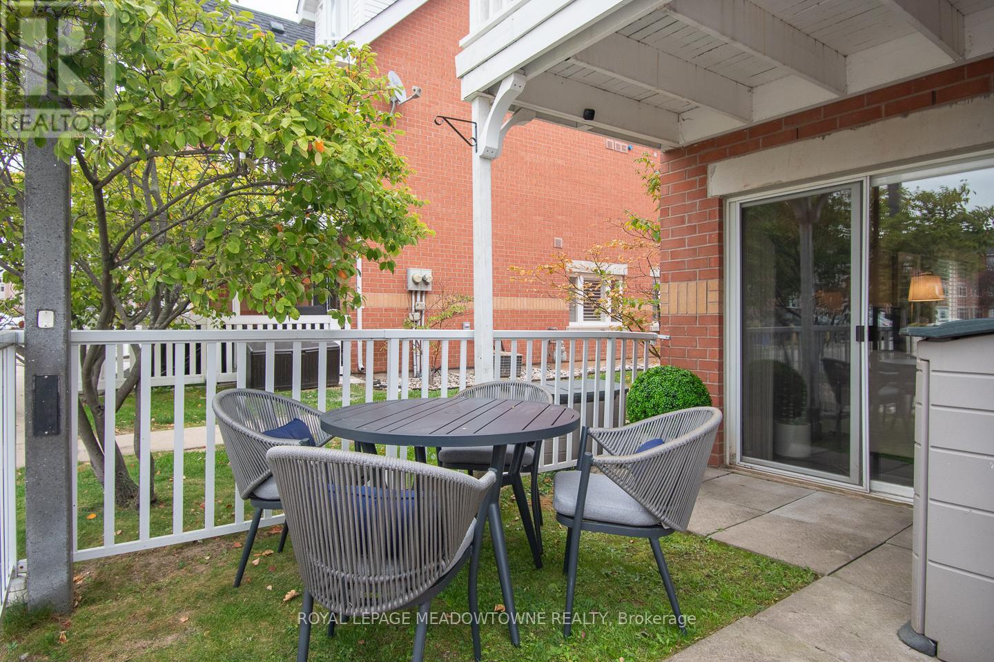 302 - 1701 Lampman Avenue, Burlington, Ontario  L7L 6R7 - Photo 4 - W12495102