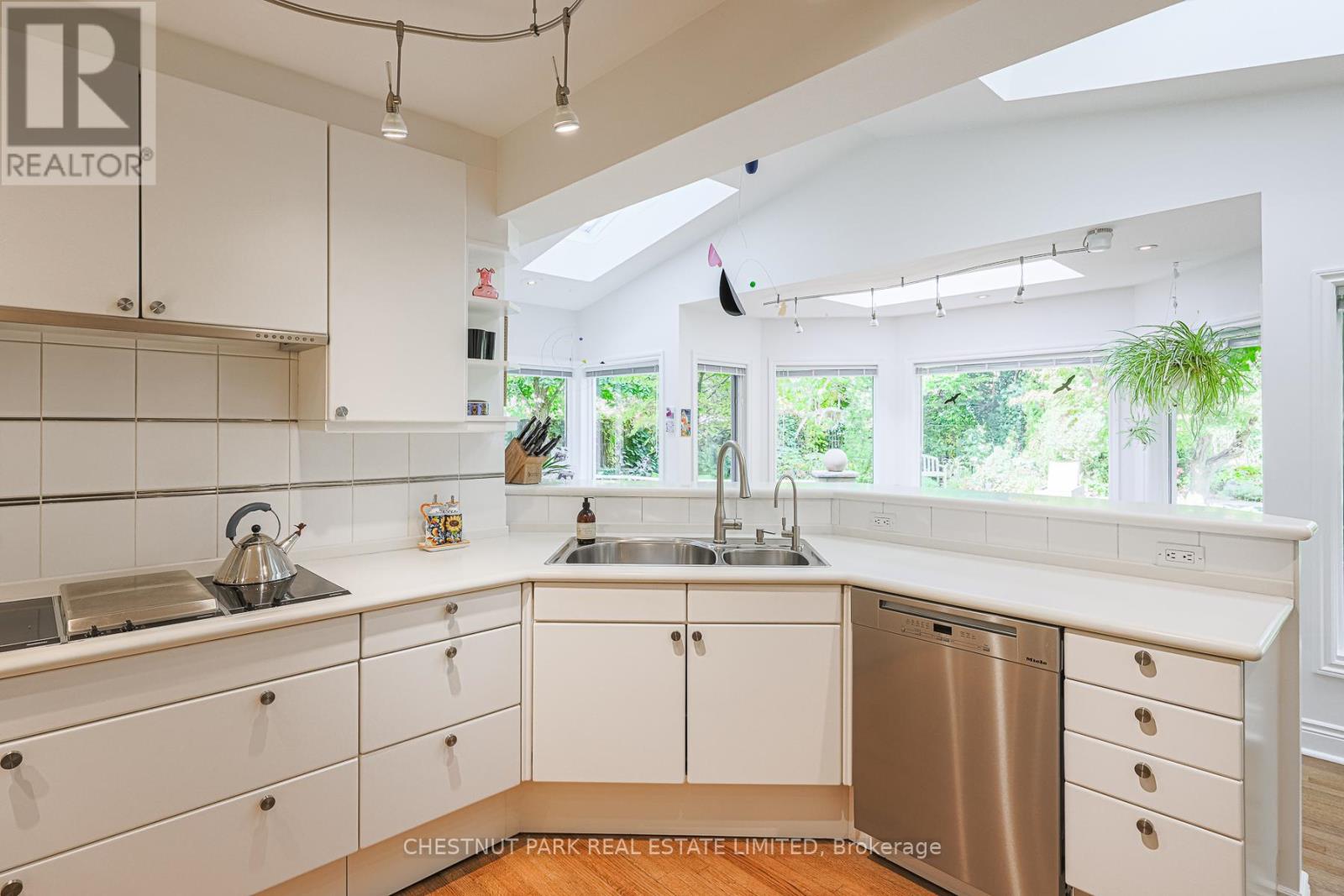 4 Cheltenham Court, Brampton, Ontario  L6W 1J3 - Photo 10 - W12495132