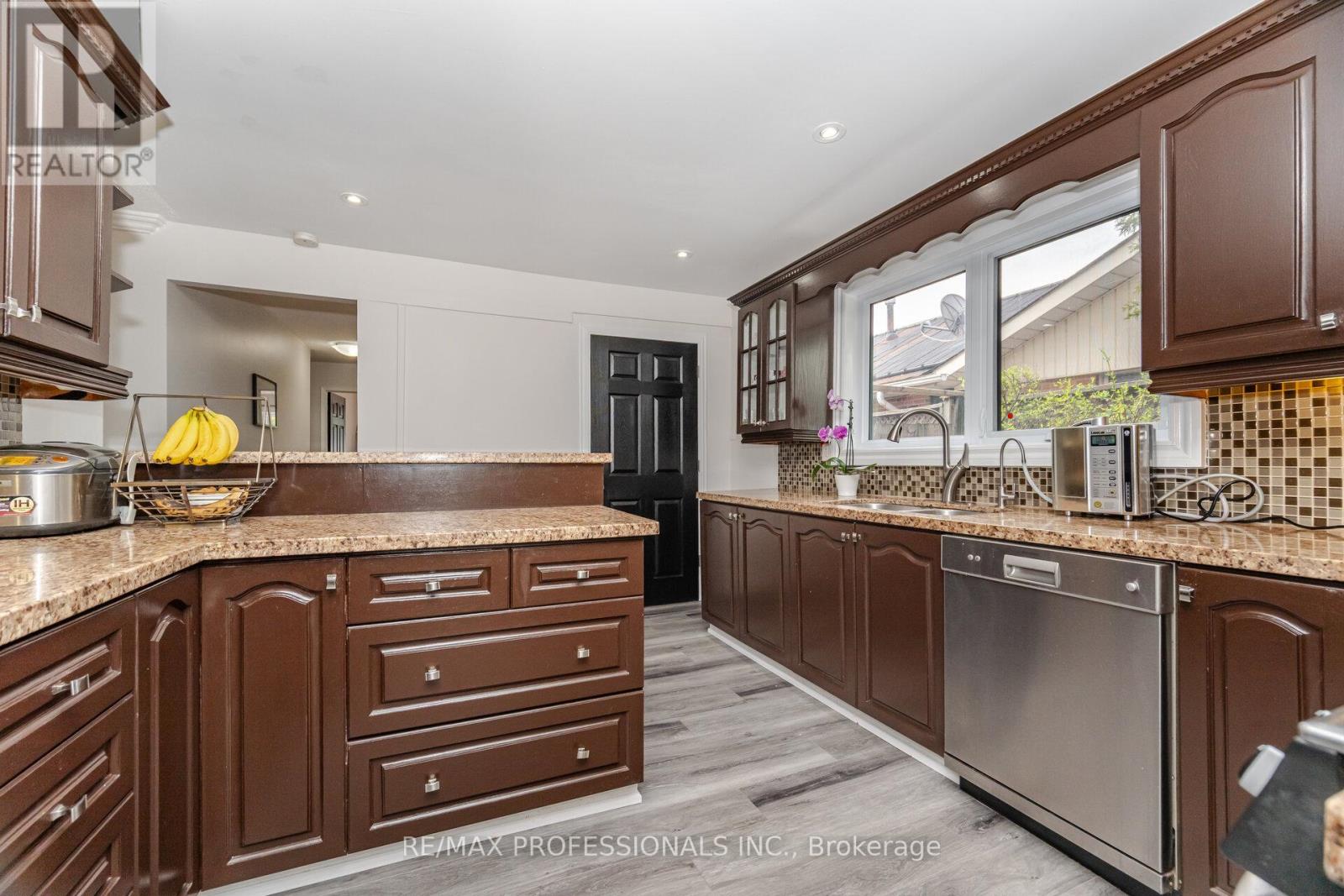 52 Lorraine Crescent, Brampton, Ontario  L6S 2R7 - Photo 10 - W12495186