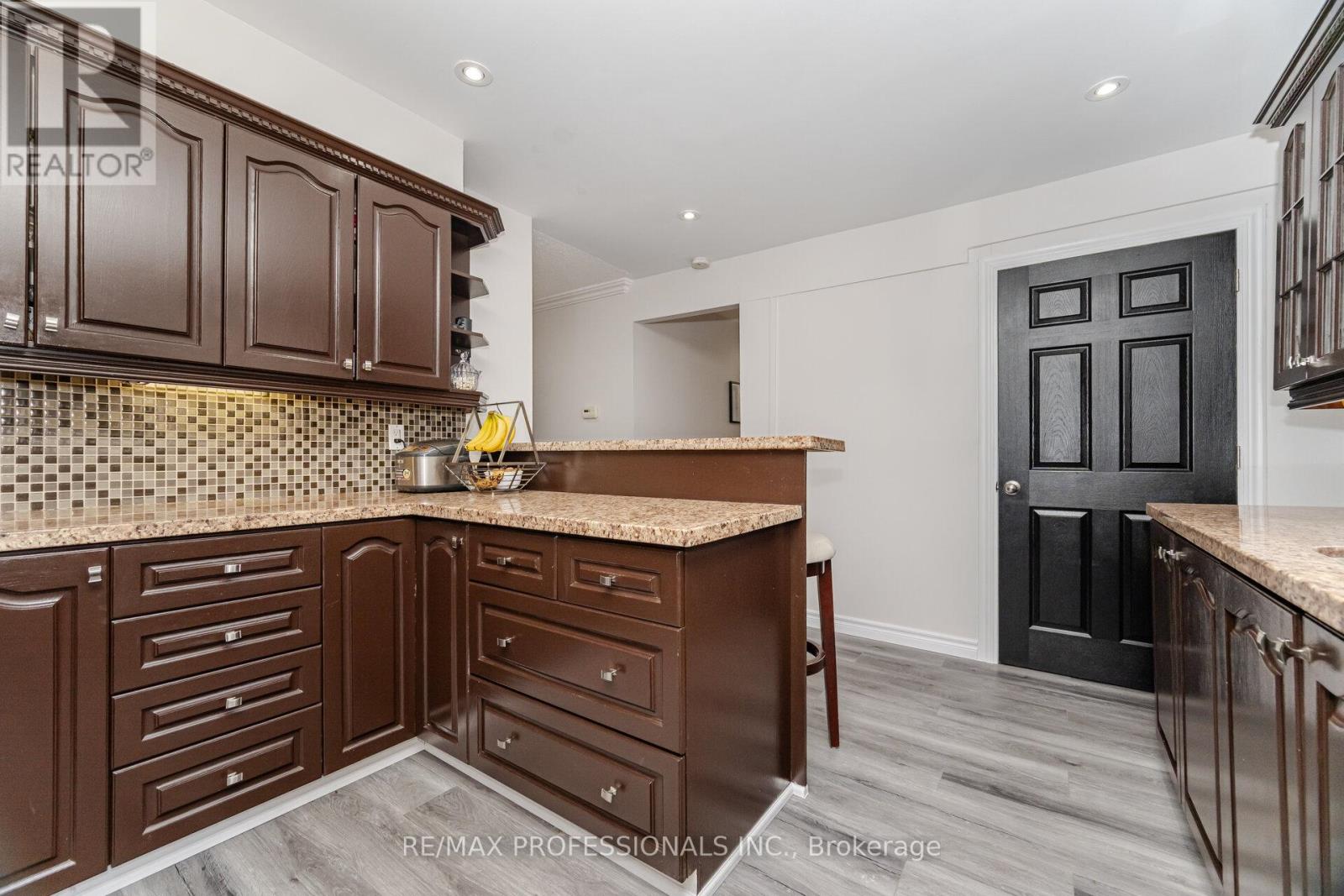 52 Lorraine Crescent, Brampton, Ontario  L6S 2R7 - Photo 11 - W12495186