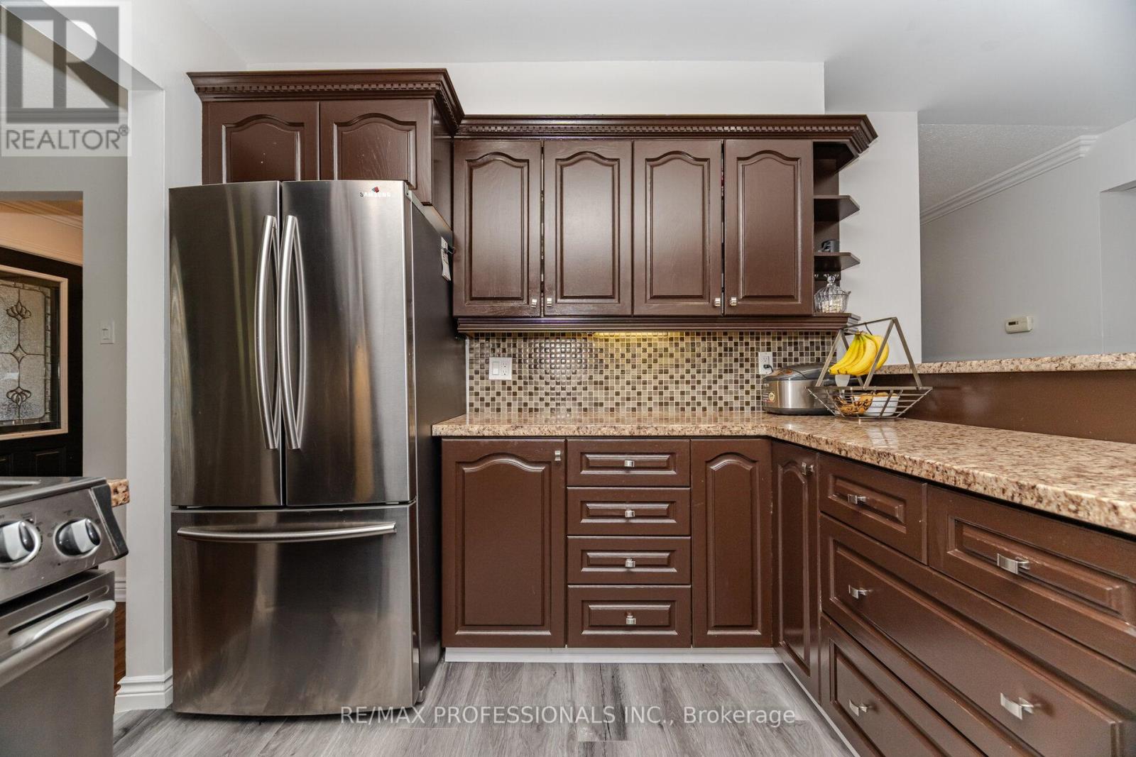 52 Lorraine Crescent, Brampton, Ontario  L6S 2R7 - Photo 12 - W12495186