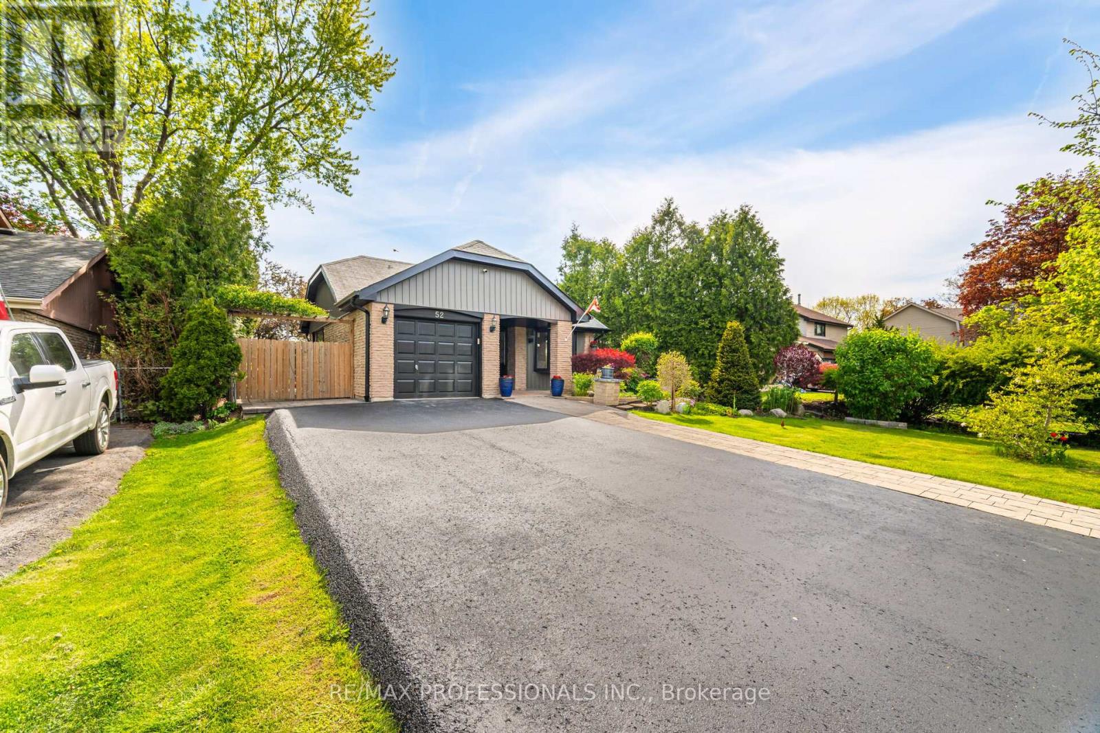 52 Lorraine Crescent, Brampton, Ontario  L6S 2R7 - Photo 2 - W12495186