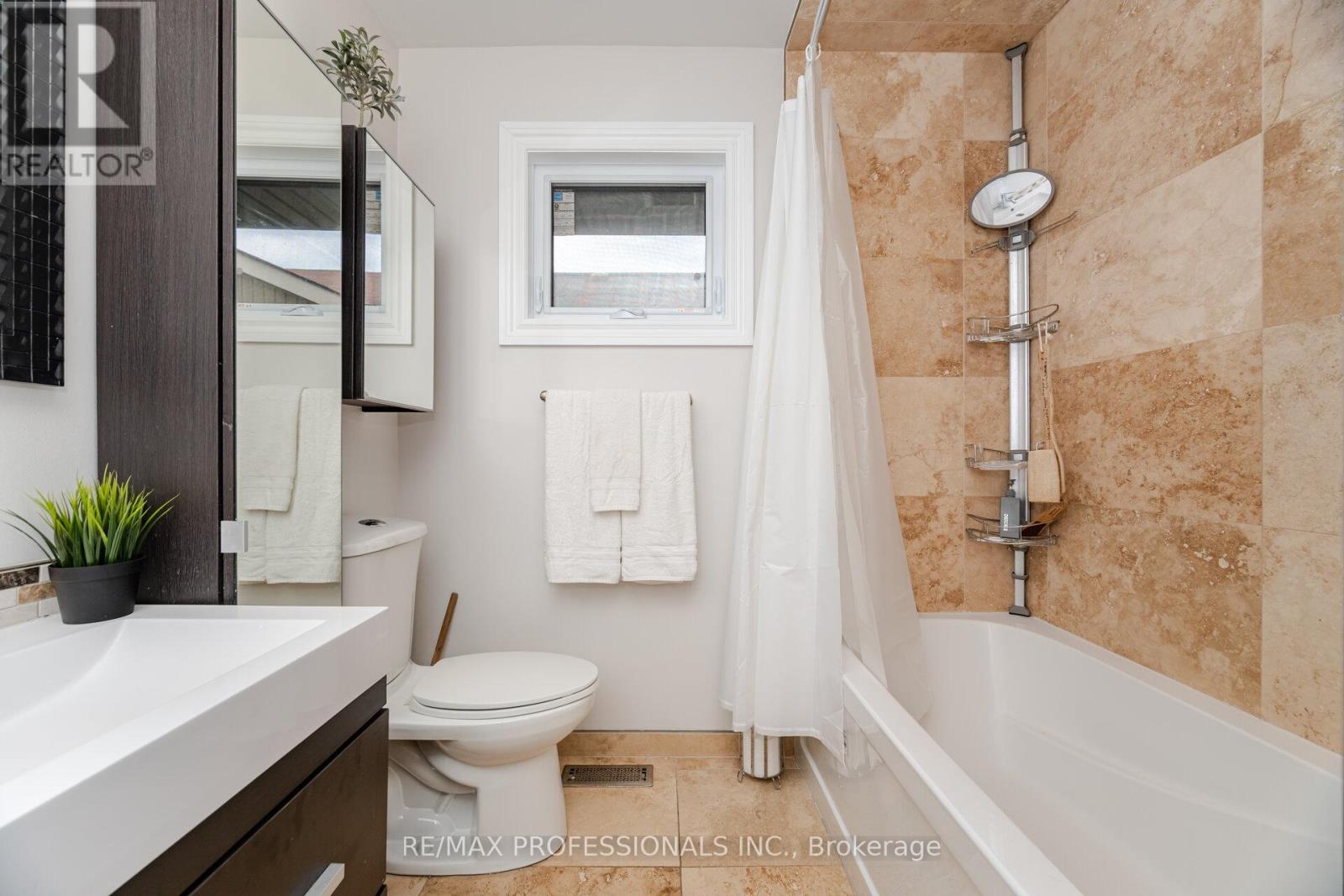 52 Lorraine Crescent, Brampton, Ontario  L6S 2R7 - Photo 22 - W12495186