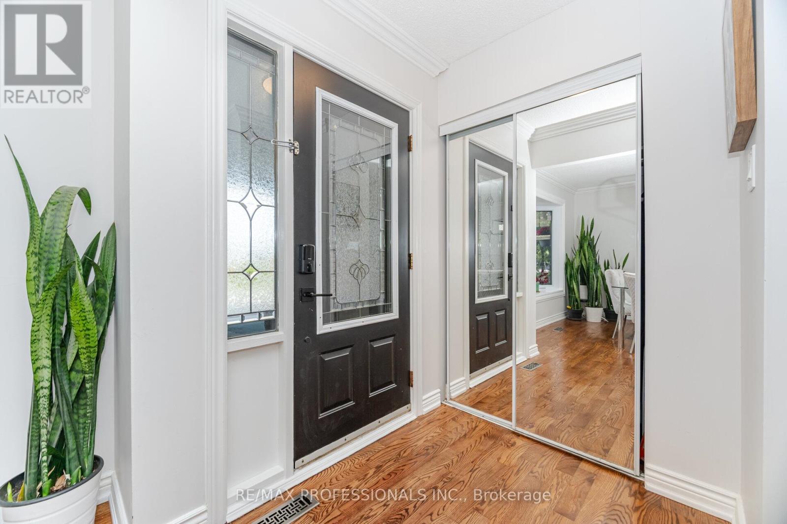 52 Lorraine Crescent, Brampton, Ontario  L6S 2R7 - Photo 5 - W12495186