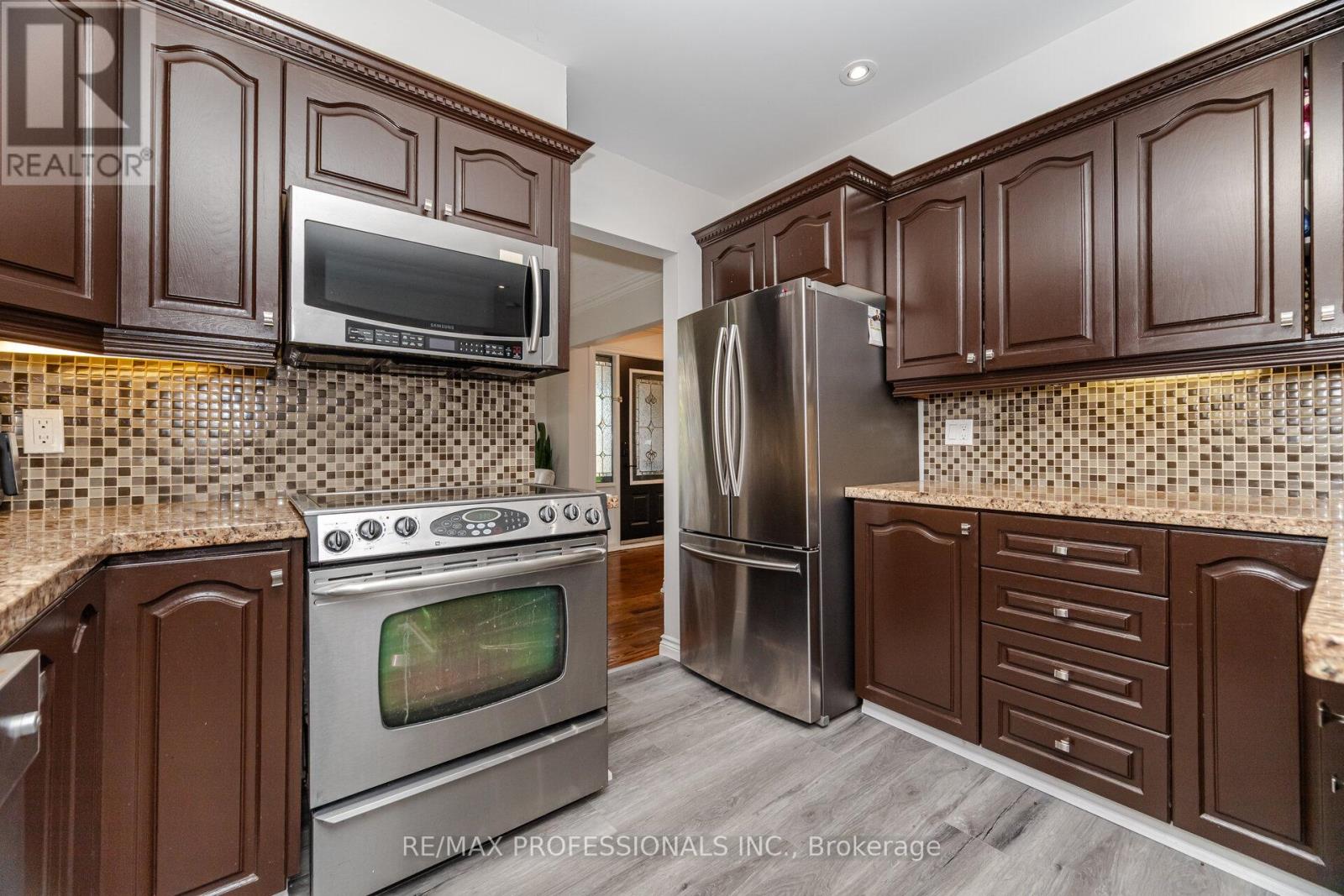 52 Lorraine Crescent, Brampton, Ontario  L6S 2R7 - Photo 9 - W12495186