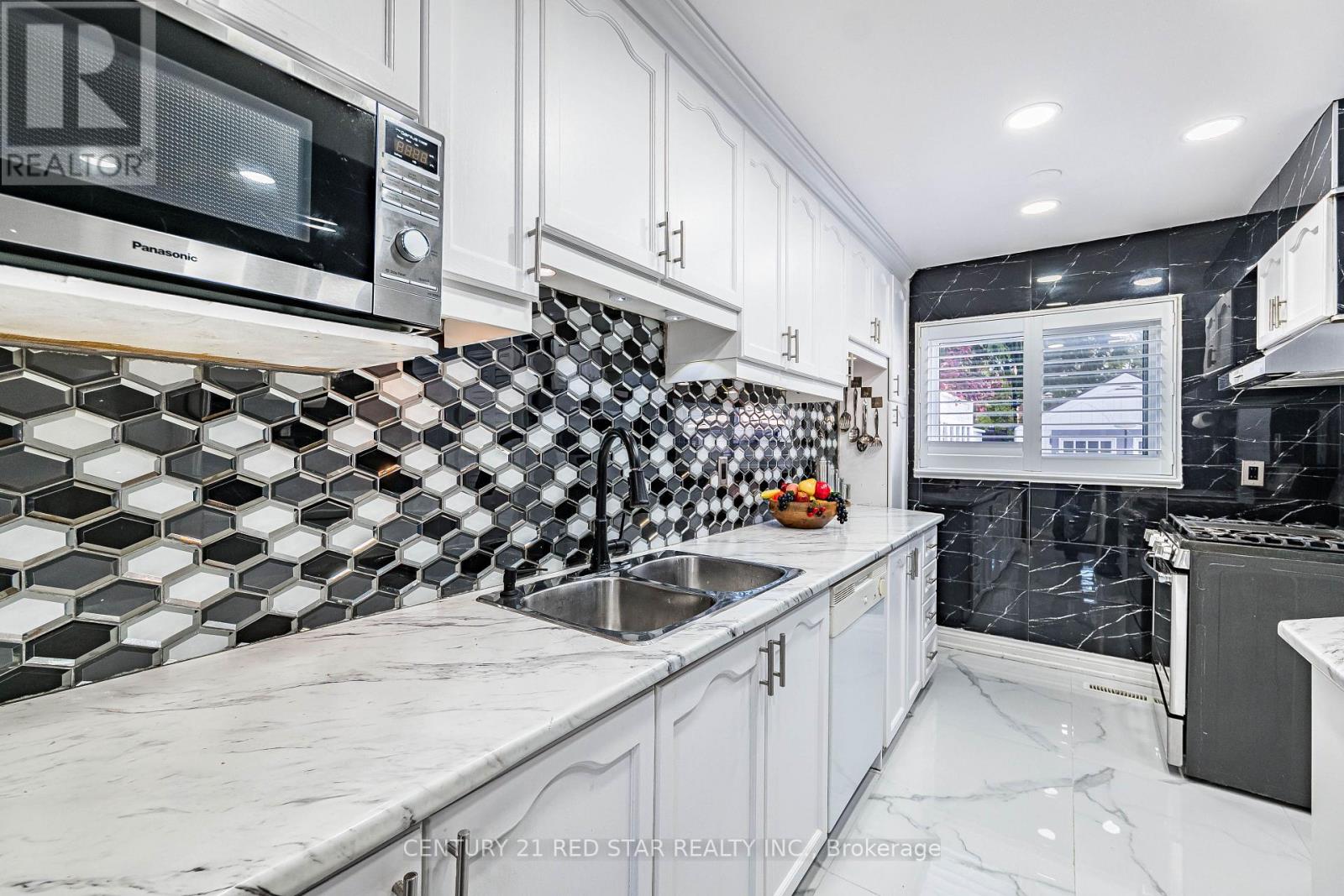 3 Flamingo Crescent, Brampton, Ontario  L6T 2G4 - Photo 12 - W12495212