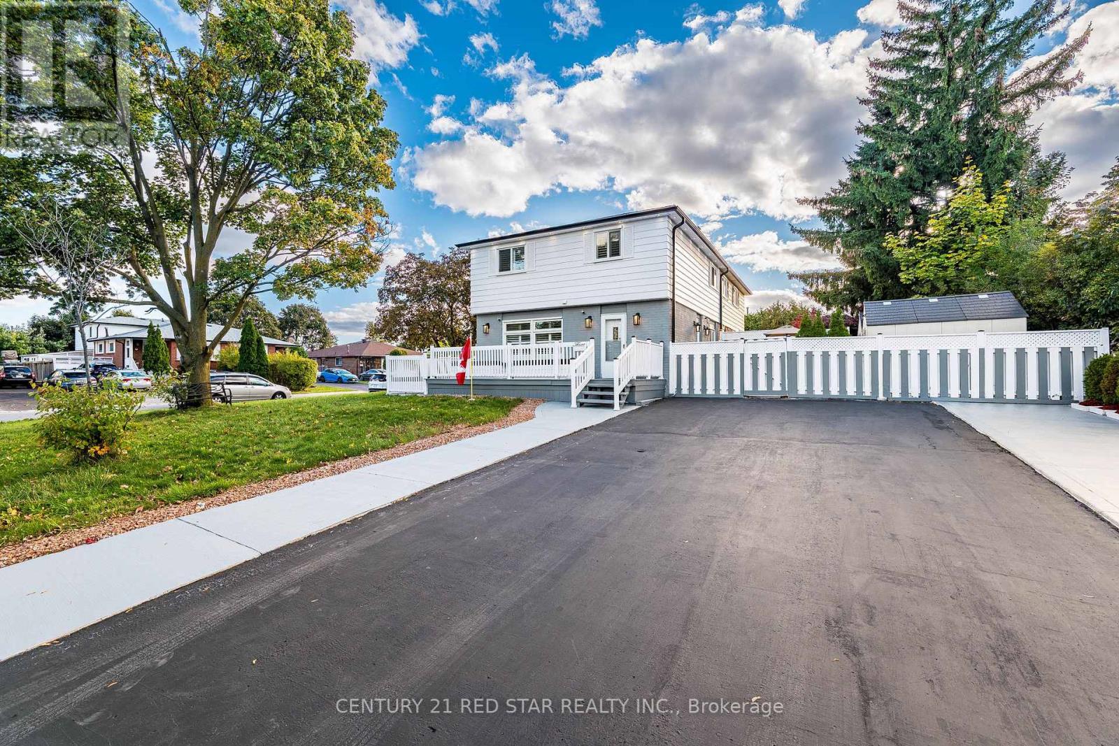 3 Flamingo Crescent, Brampton, Ontario  L6T 2G4 - Photo 2 - W12495212