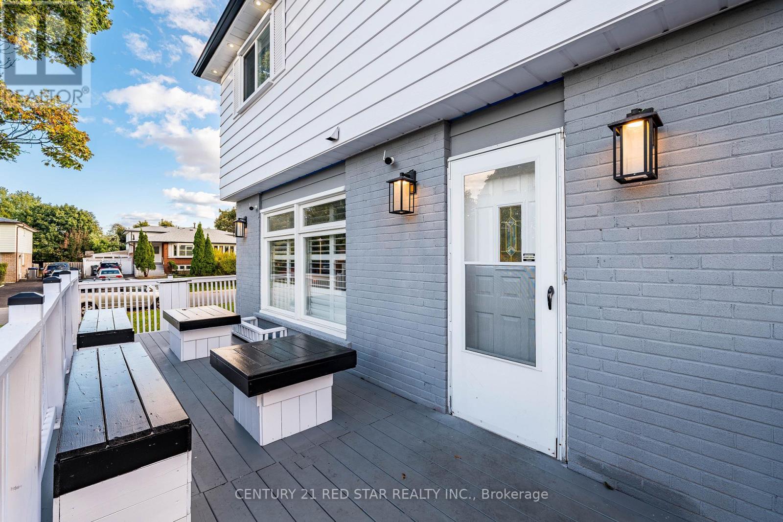 3 Flamingo Crescent, Brampton, Ontario  L6T 2G4 - Photo 4 - W12495212